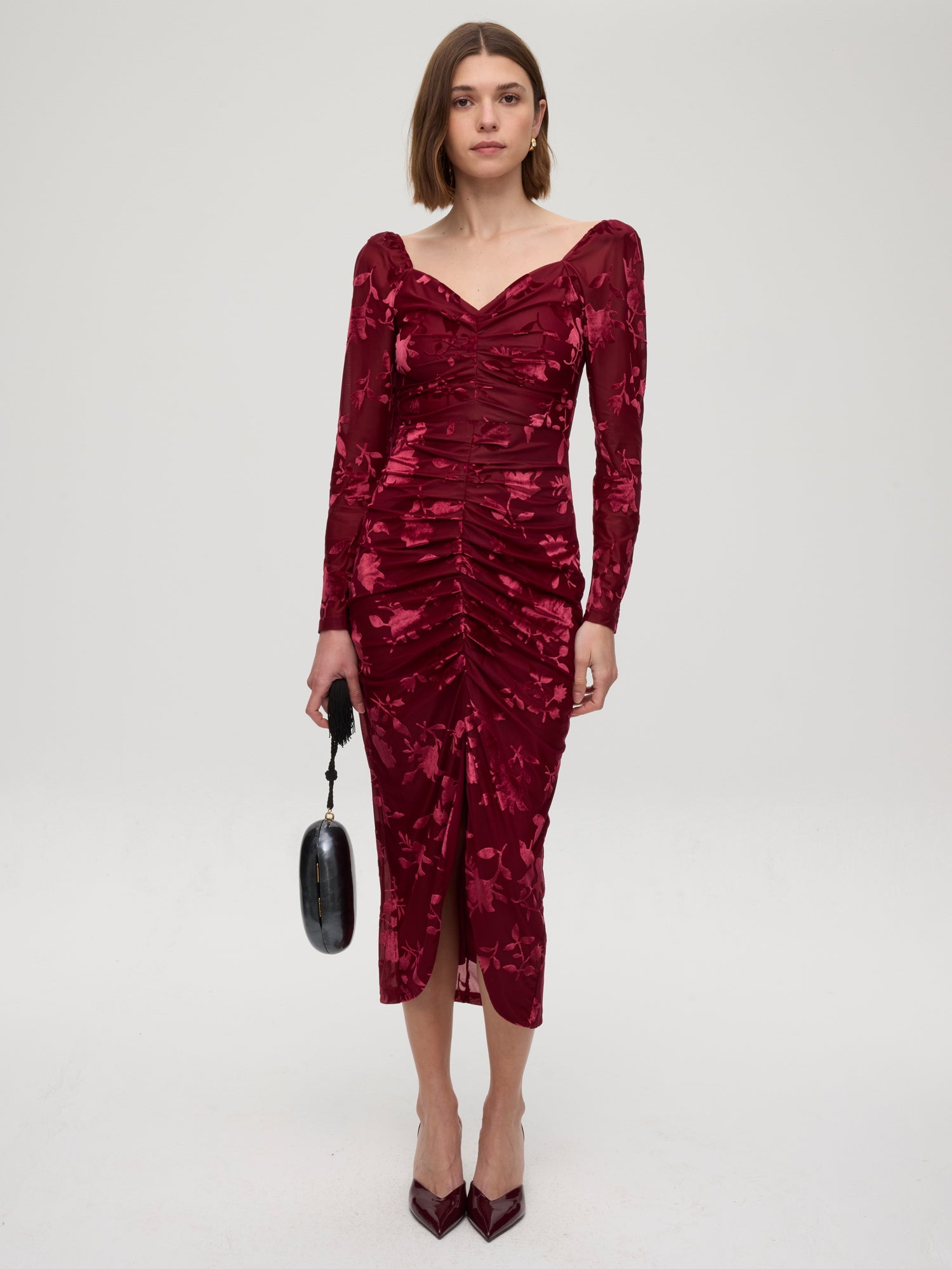 mioh | DAME - Vestido midi drapeado flores flocadas grana. Vestidos de fiesta para invitadas de boda perfectas. Marca española de moda