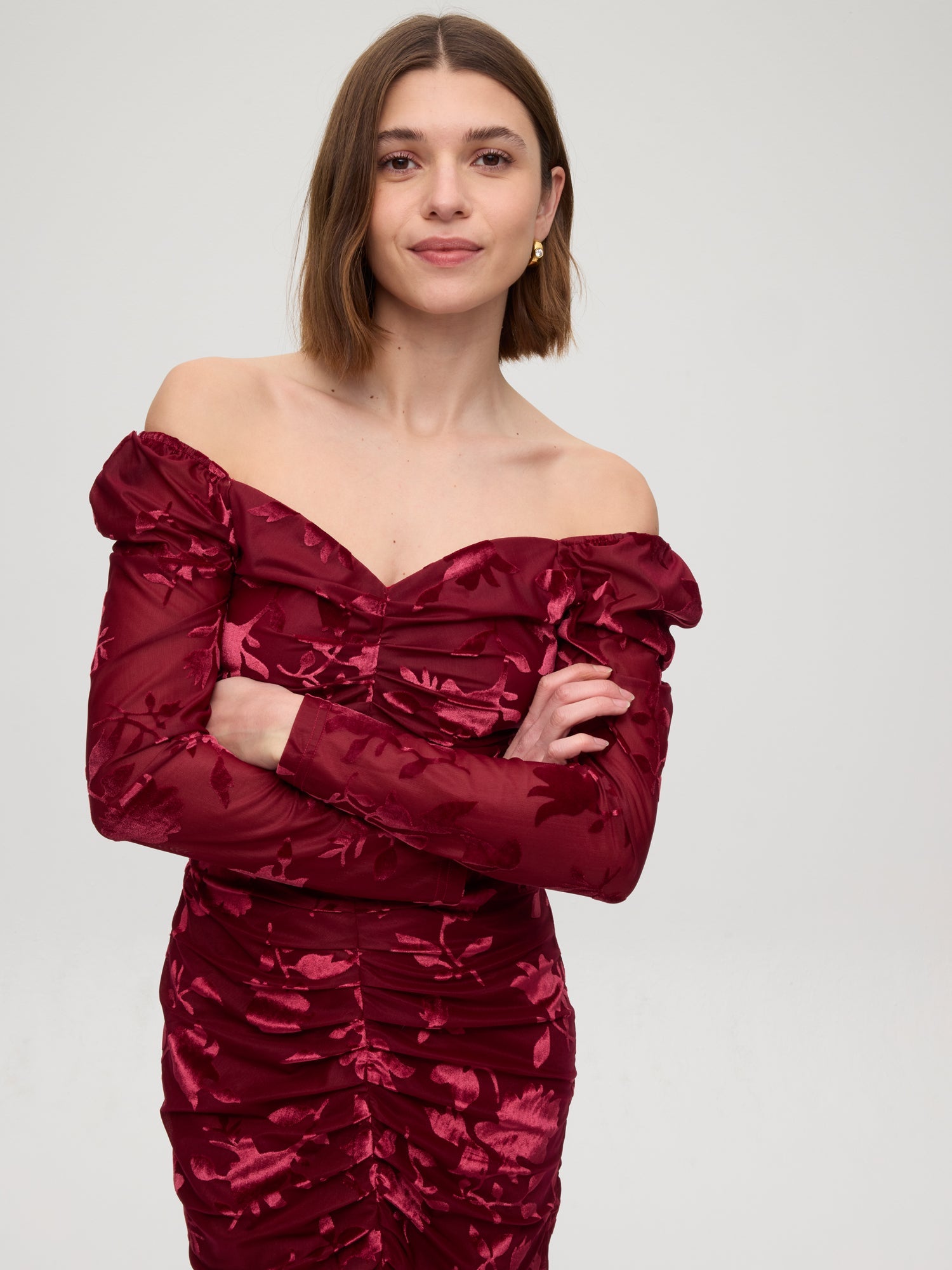 mioh | DAME - Vestido midi drapeado flores flocadas grana. Vestidos de fiesta para invitadas de boda perfectas. Marca española de moda