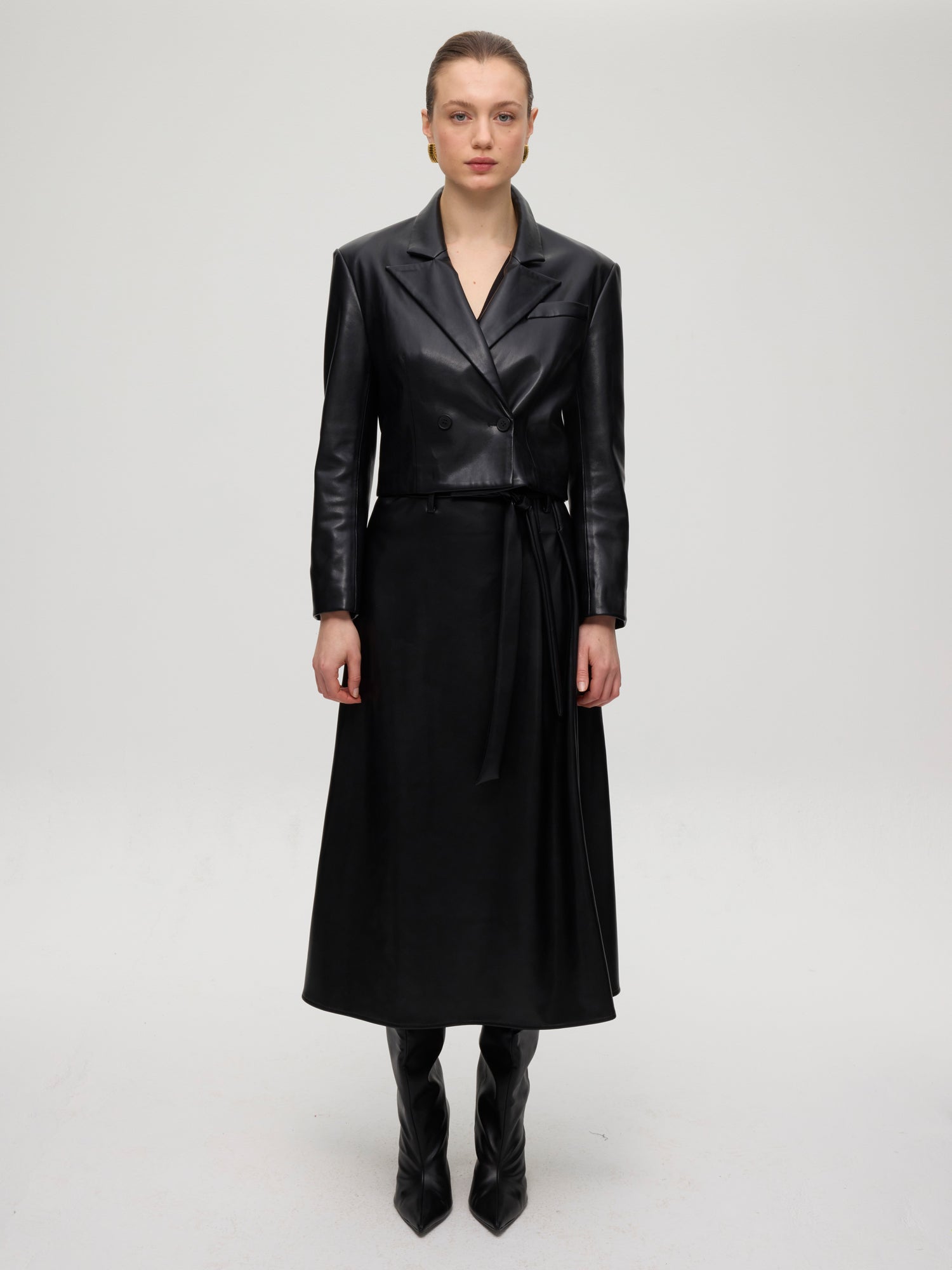 mioh | EMPIRE BLACK - Blazer cropped efecto piel negra. Vestidos de fiesta para invitadas de boda perfectas. Marca española de moda