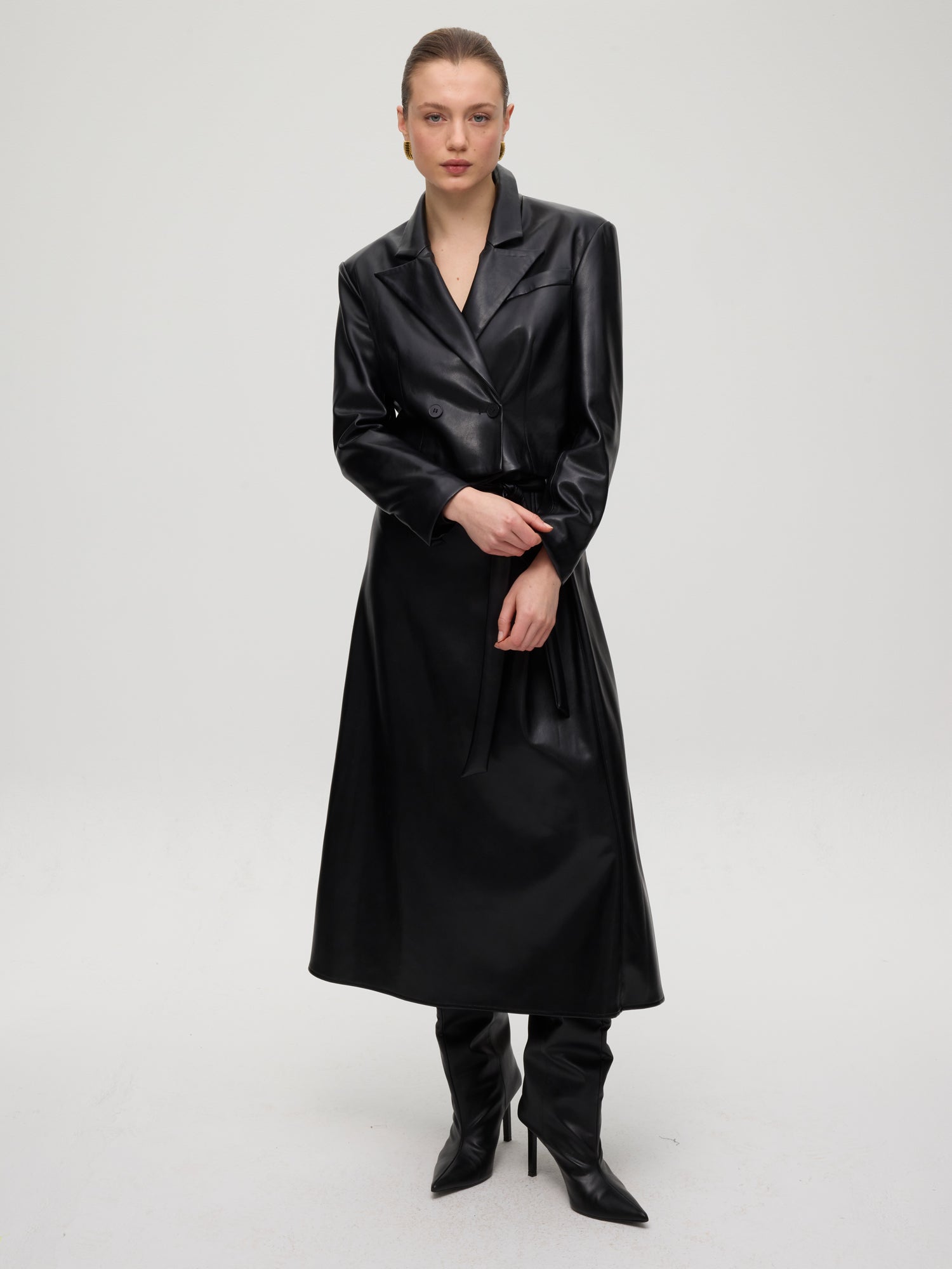 mioh | EMPIRE BLACK - Blazer cropped efecto piel negra. Vestidos de fiesta para invitadas de boda perfectas. Marca española de moda