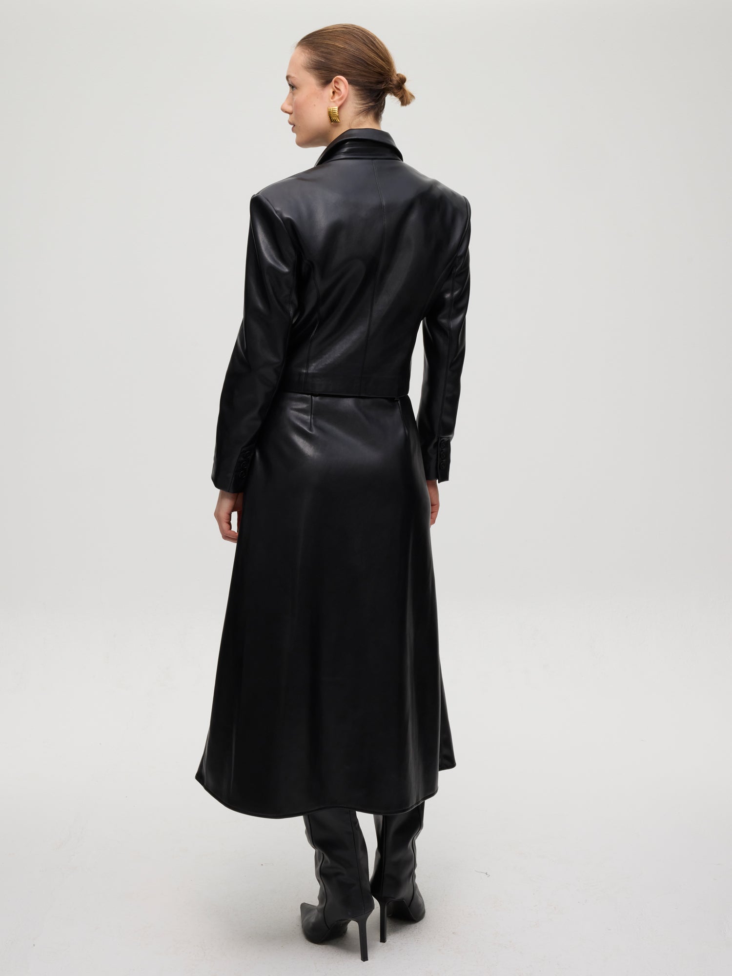 mioh | EMPIRE BLACK - Blazer cropped efecto piel negra. Vestidos de fiesta para invitadas de boda perfectas. Marca española de moda