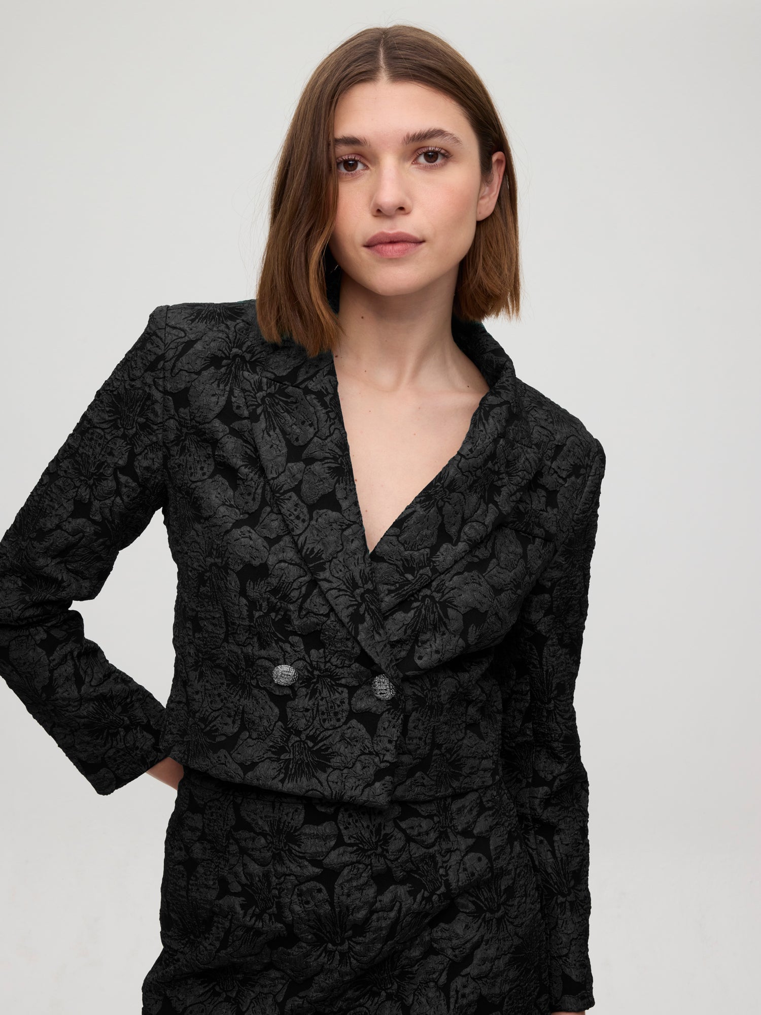 mioh | EMPIRE DAMASCO - Americana cropped damasco. Vestidos de fiesta para invitadas de boda perfectas. Marca española de moda