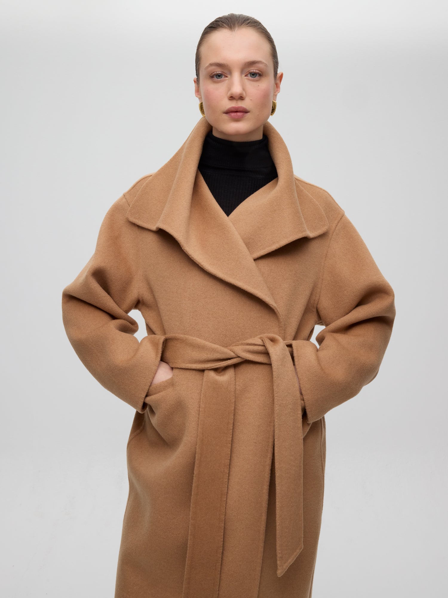 mioh | FACTORY CAMEL - Abrigo largo lana paño camel. Vestidos de fiesta para invitadas de boda perfectas. Marca española de moda