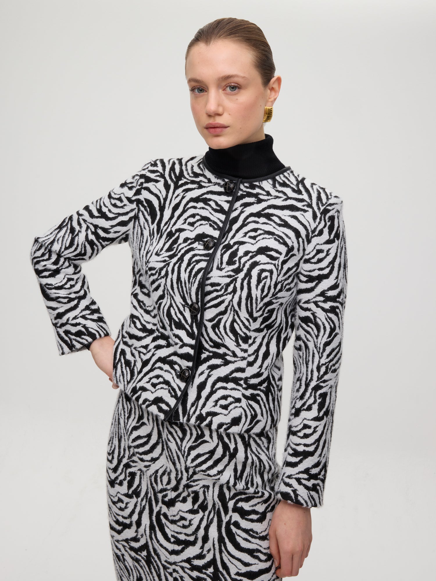 mioh | FALLS CEBRA - Chaqueta cuello redondo tejido cebra. Vestidos de fiesta para invitadas de boda perfectas. Marca española de moda