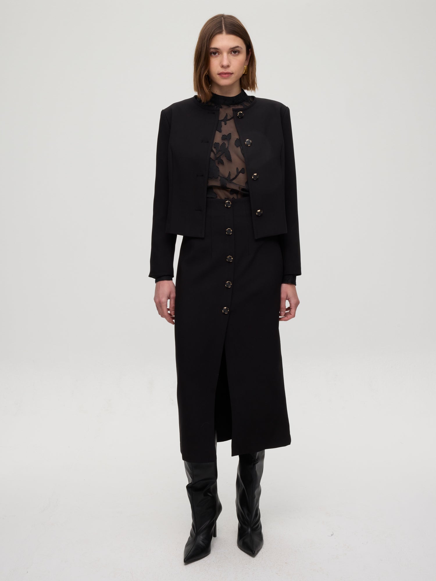 mioh | FORT JACKET - Chaqueta cuello redondo negra botones. Vestidos de fiesta para invitadas de boda perfectas. Marca española de moda