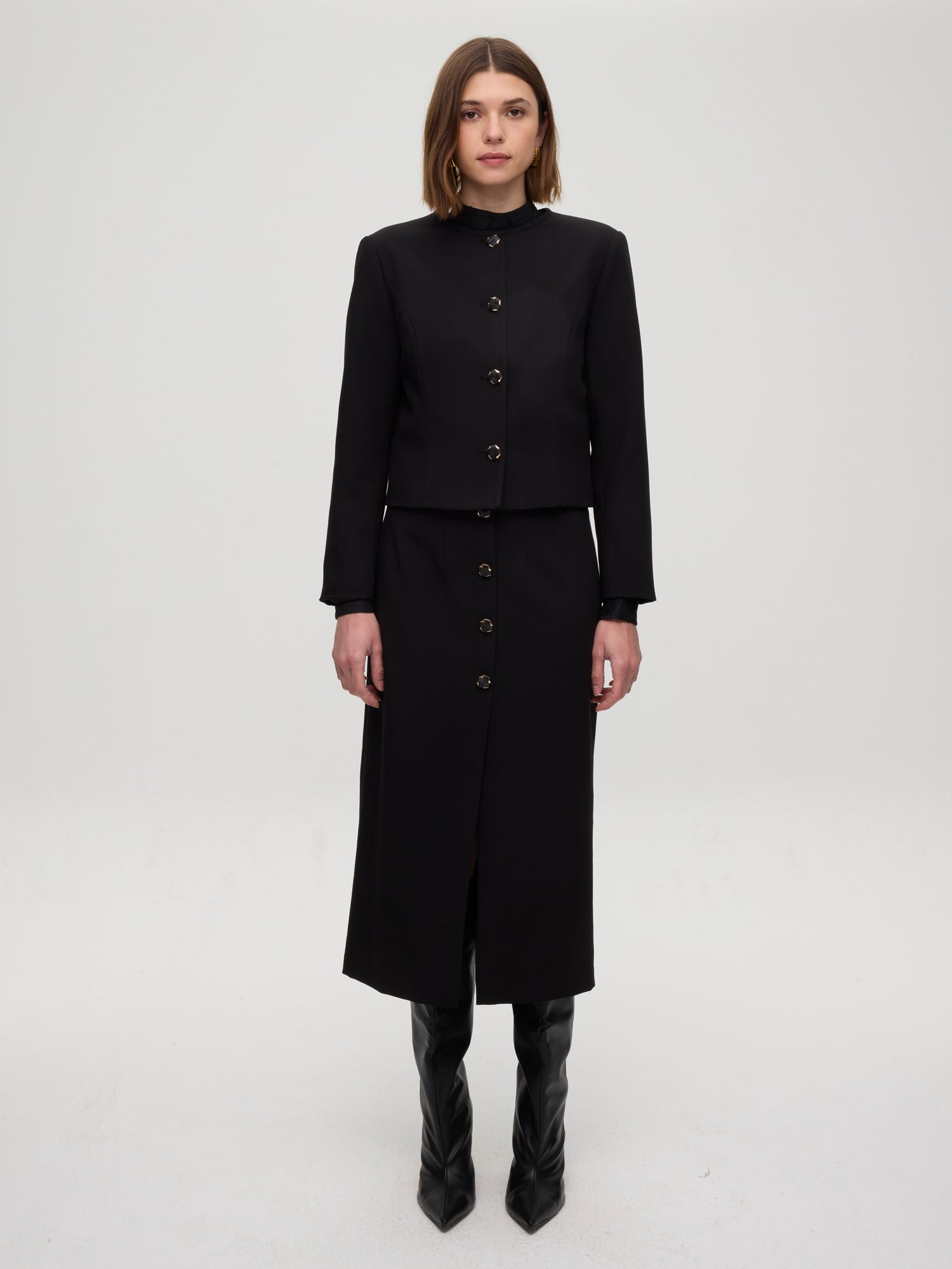 mioh | FORT JACKET - Chaqueta cuello redondo negra botones. Vestidos de fiesta para invitadas de boda perfectas. Marca española de moda