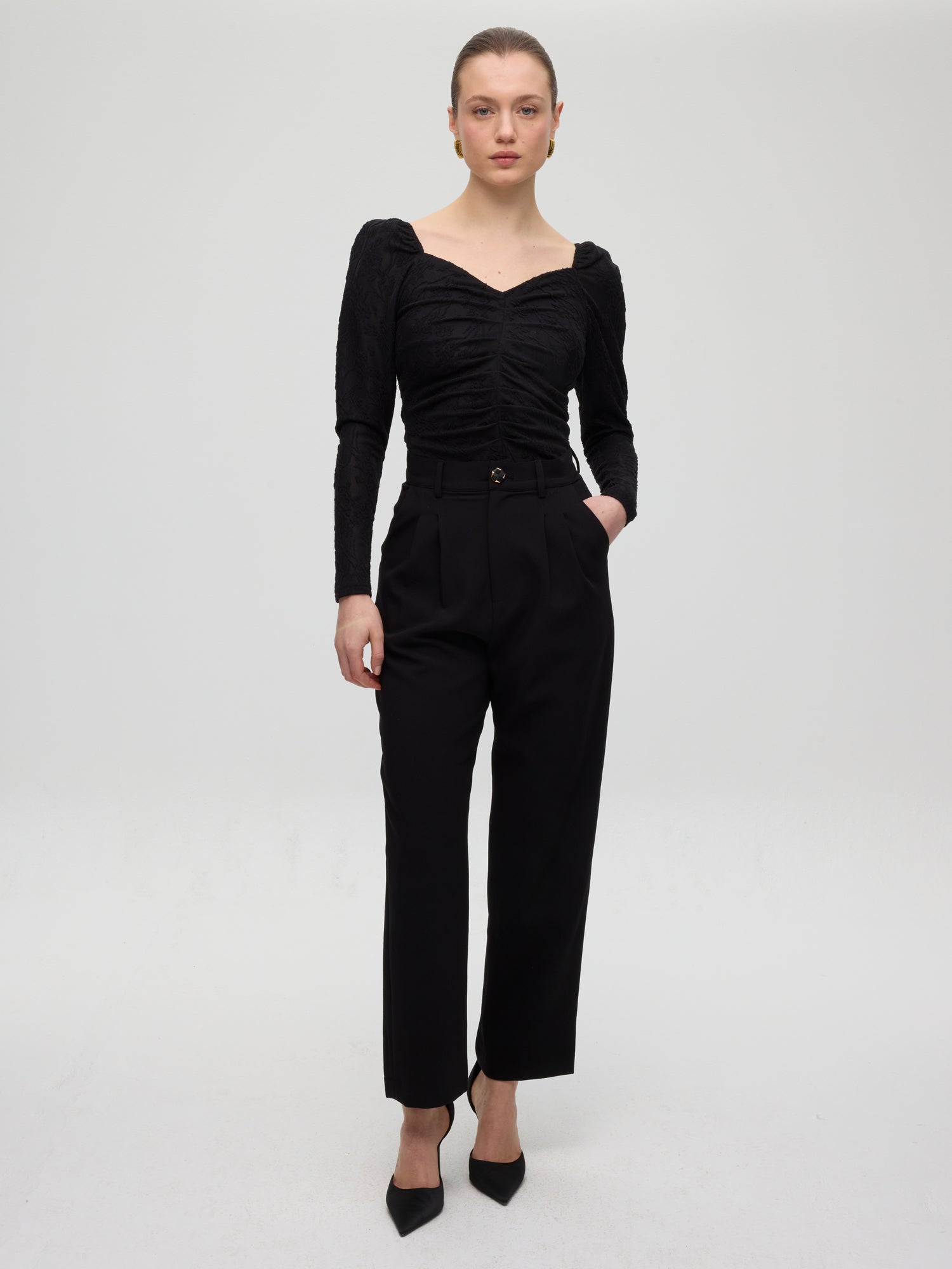 mioh | FORT PANT - Pantalón pinza negro. Vestidos de fiesta para invitadas de boda perfectas. Marca española de moda