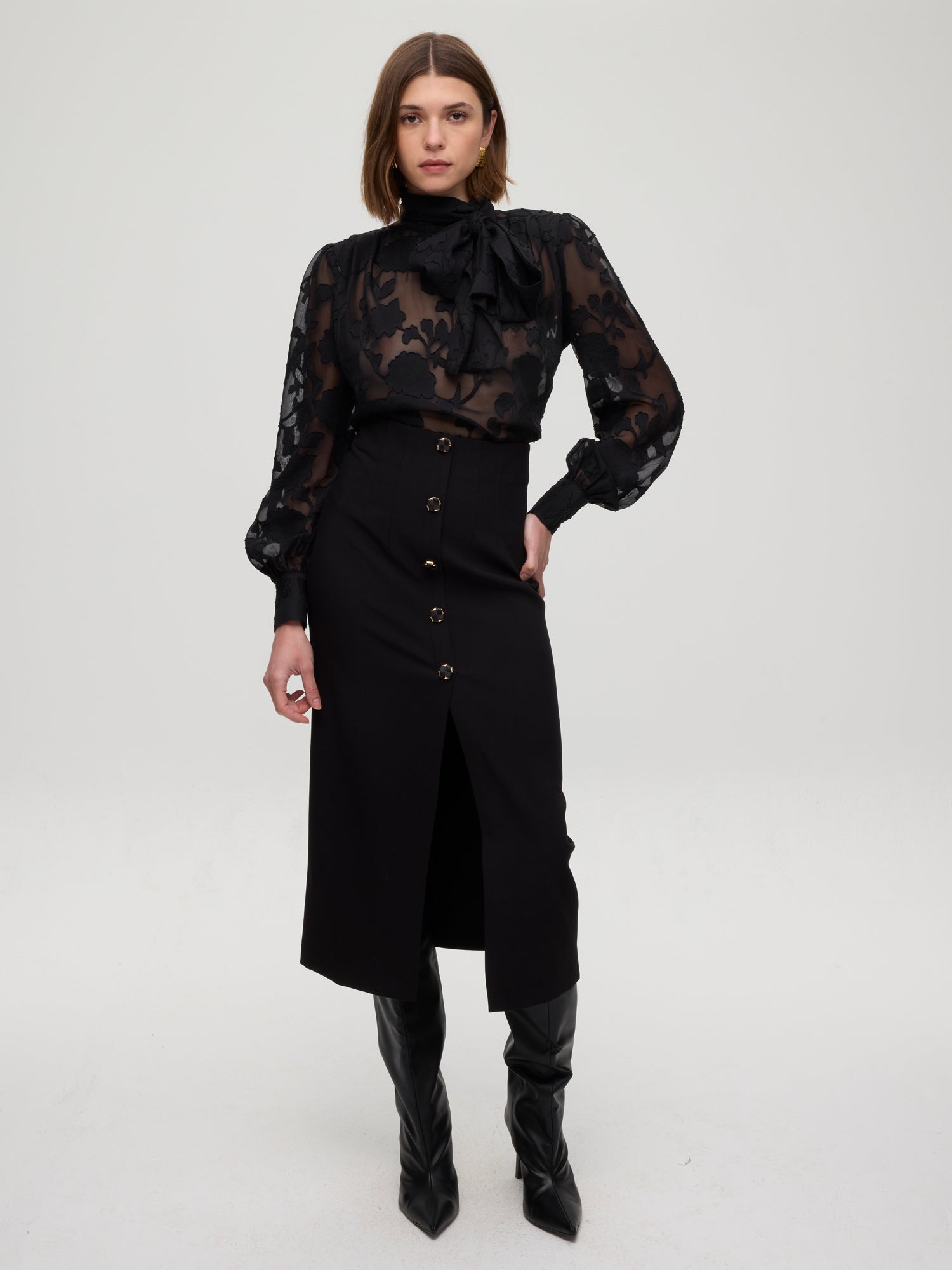 mioh | FORT SKIRT - Falda lápiz negra botones joya. Vestidos de fiesta para invitadas de boda perfectas. Marca española de moda