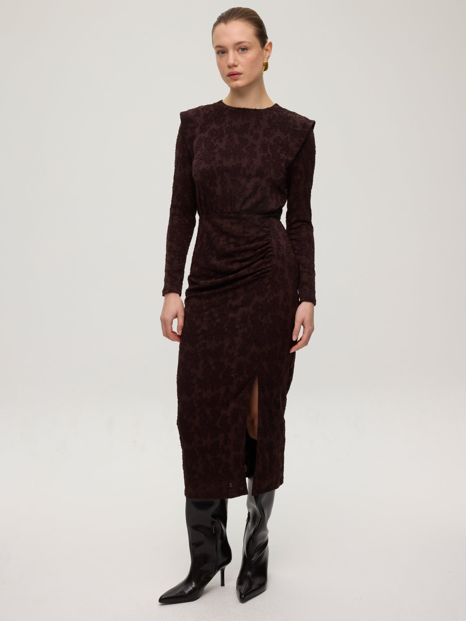 mioh | FOSTER BROWN - Vestido marrón tejido relieve hombreras marcadas. Vestidos de fiesta para invitadas de boda perfectas. Marca española de moda