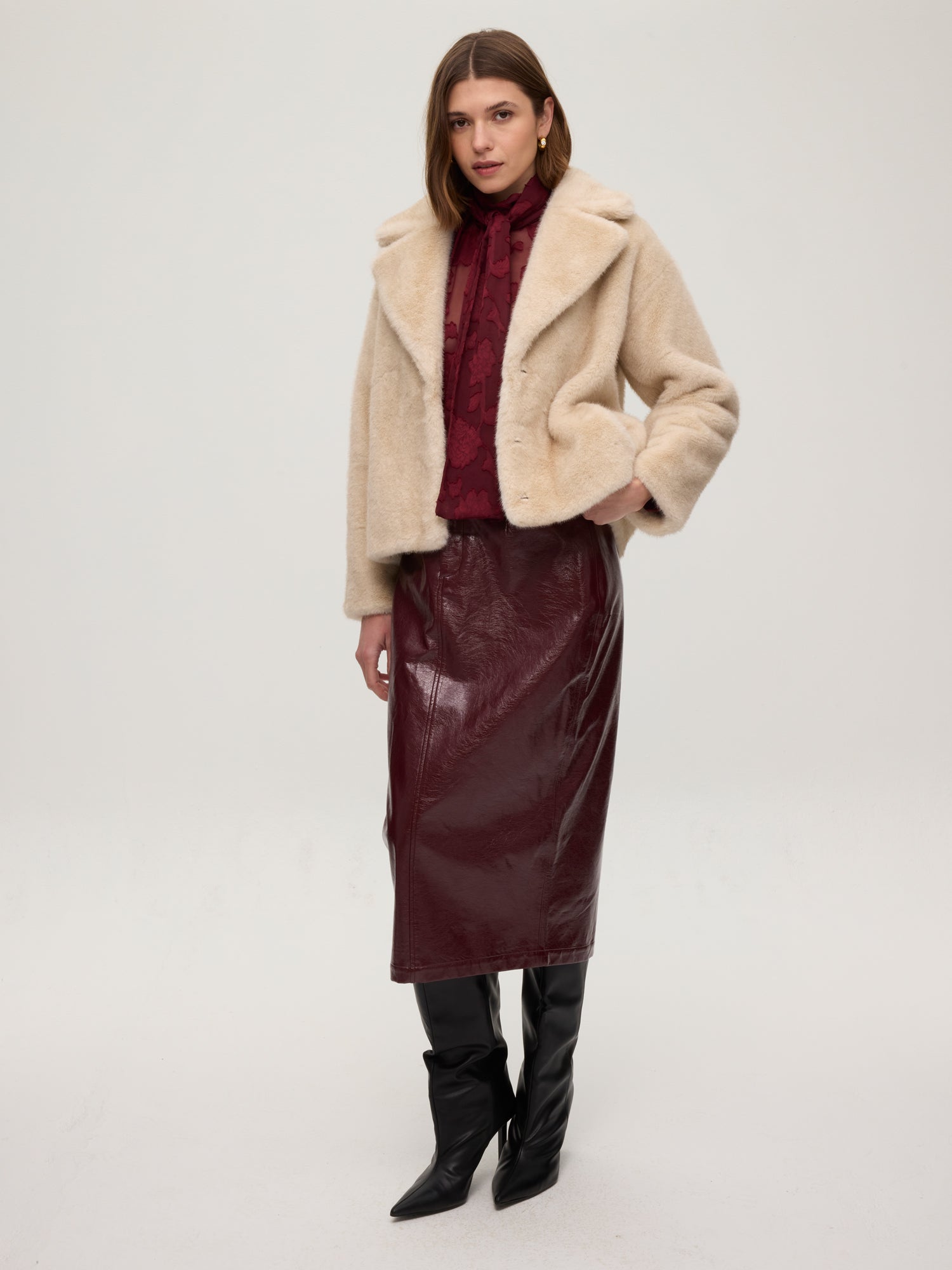 mioh | FREEWAY ECRU - Chaquetón corto faux fur ecru. Vestidos de fiesta para invitadas de boda perfectas. Marca española de moda