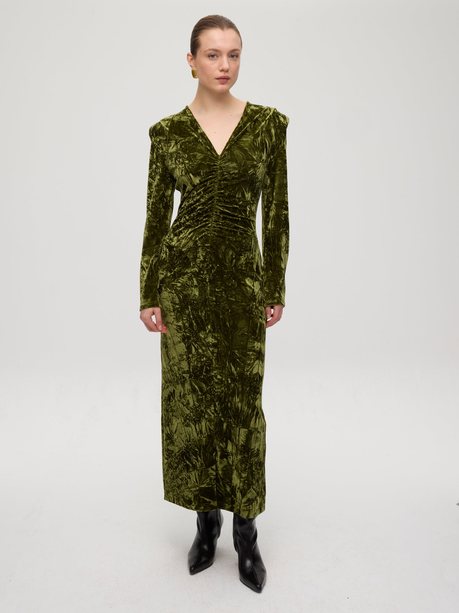 mioh | GETTY GREEN - Vestido midi drapeado cuello pico terciopelo. Vestidos de fiesta para invitadas de boda perfectas. Marca española de moda