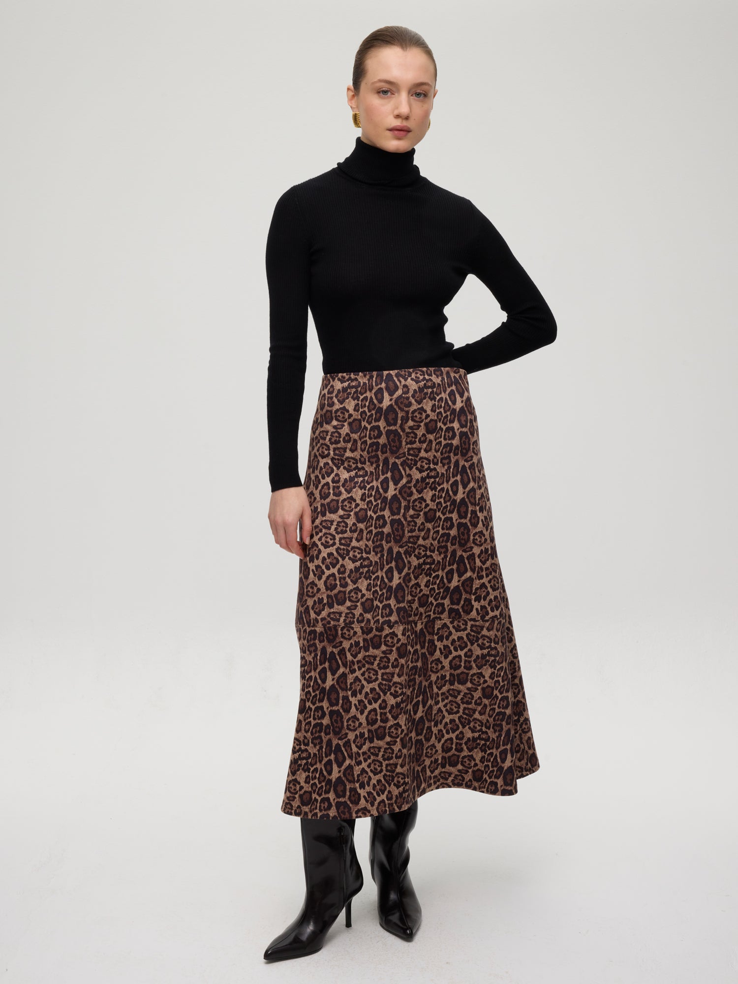 mioh | HEARST ANIMAL - Falda midi animal print. Vestidos de fiesta para invitadas de boda perfectas. Marca española de moda