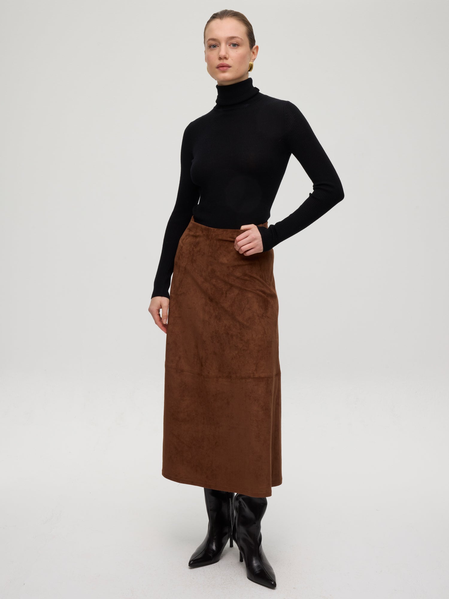 mioh | HEARST SUEDE - Falda midi  efecto ante. Vestidos de fiesta para invitadas de boda perfectas. Marca española de moda