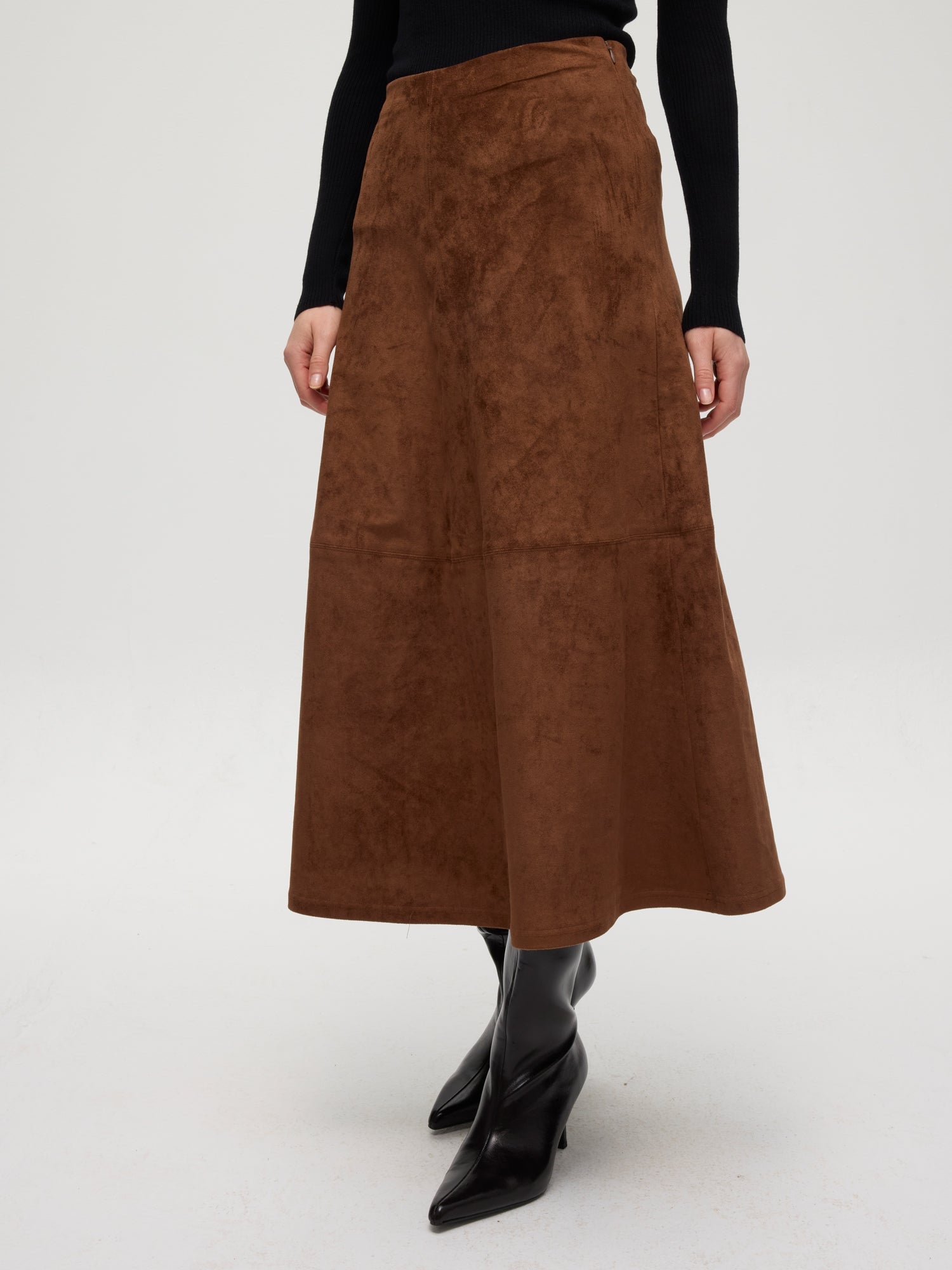 mioh | HEARST SUEDE - Falda midi  efecto ante. Vestidos de fiesta para invitadas de boda perfectas. Marca española de moda