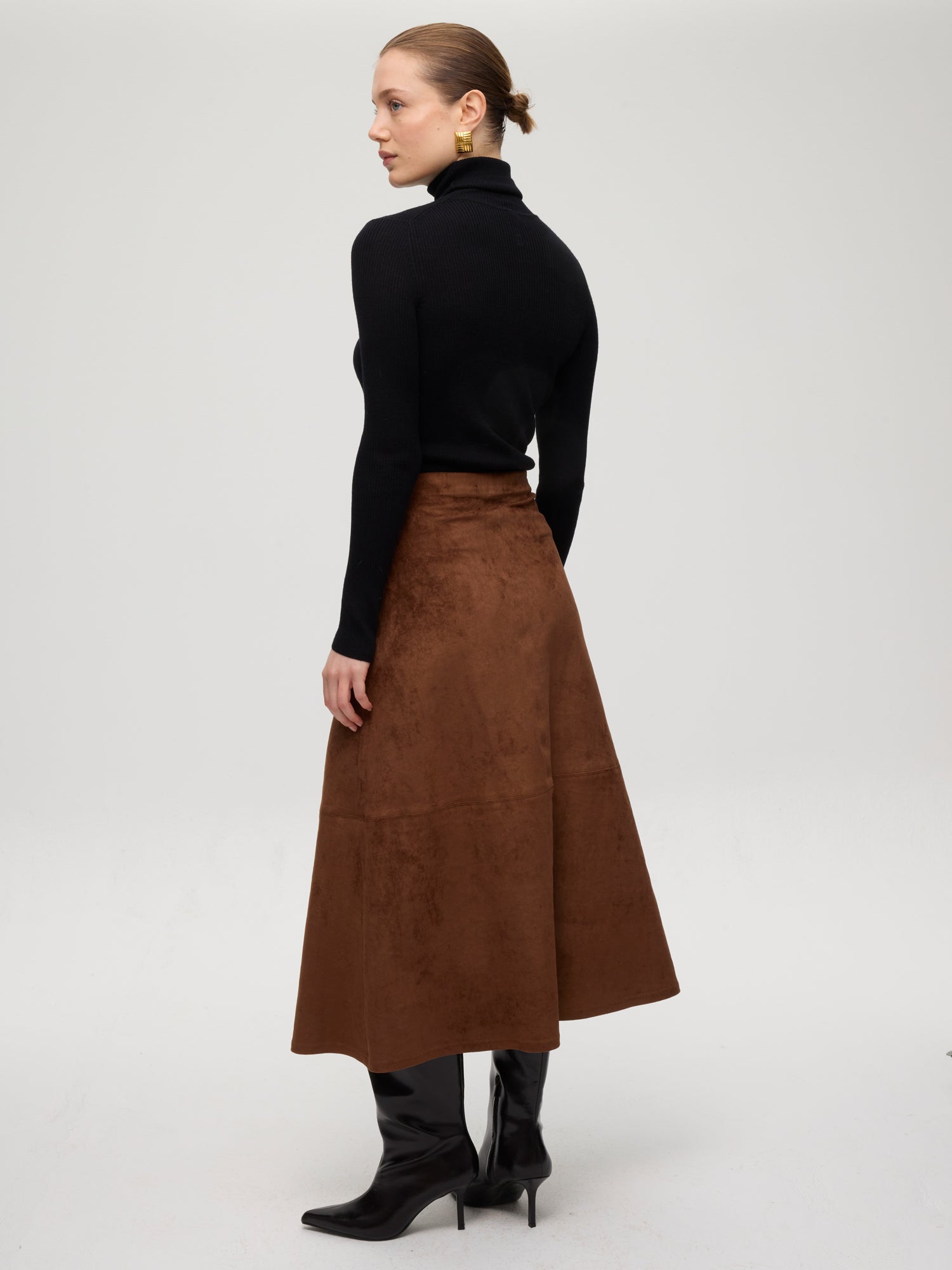 mioh | HEARST SUEDE - Falda midi  efecto ante. Vestidos de fiesta para invitadas de boda perfectas. Marca española de moda
