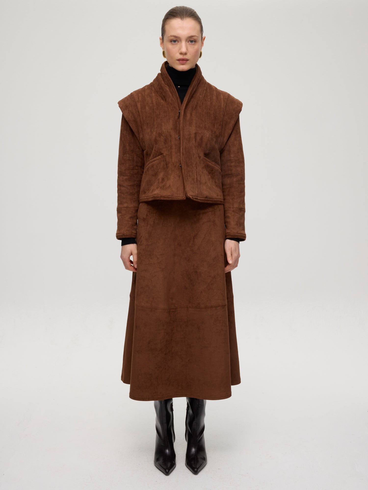 mioh | HEARST SUEDE - Falda midi  efecto ante. Vestidos de fiesta para invitadas de boda perfectas. Marca española de moda