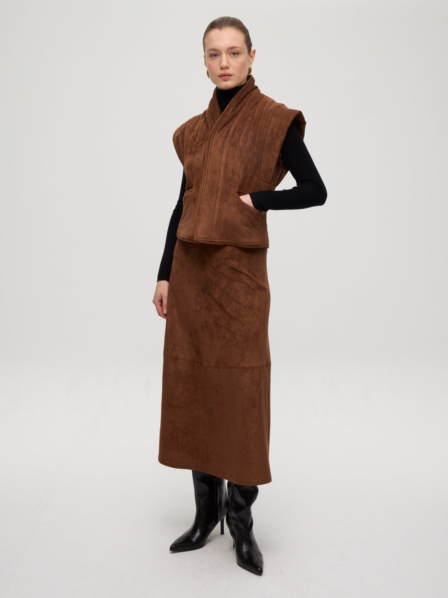 mioh | HEARST SUEDE - Falda midi  efecto ante. Vestidos de fiesta para invitadas de boda perfectas. Marca española de moda