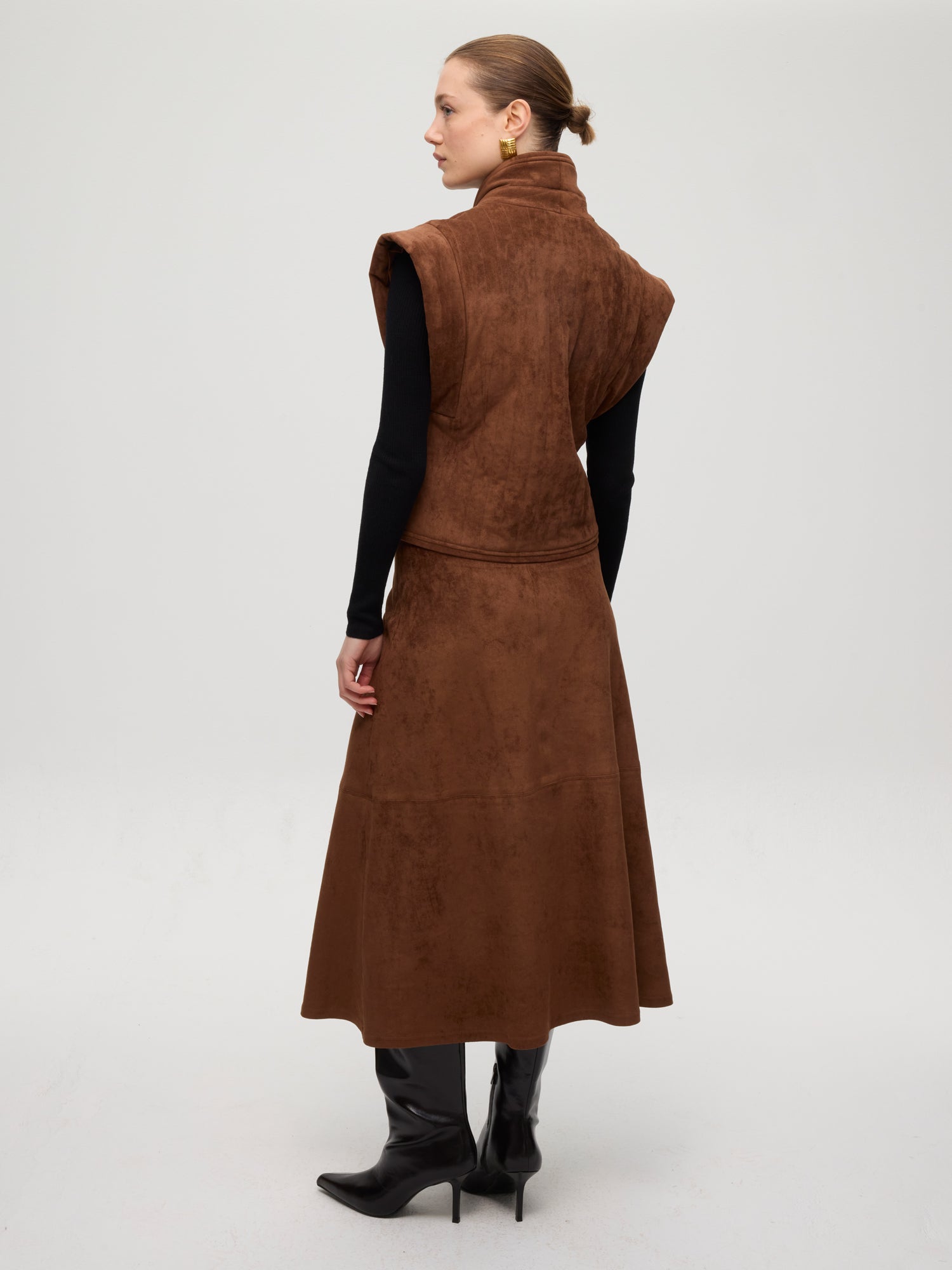 mioh | HEARST SUEDE - Falda midi  efecto ante. Vestidos de fiesta para invitadas de boda perfectas. Marca española de moda