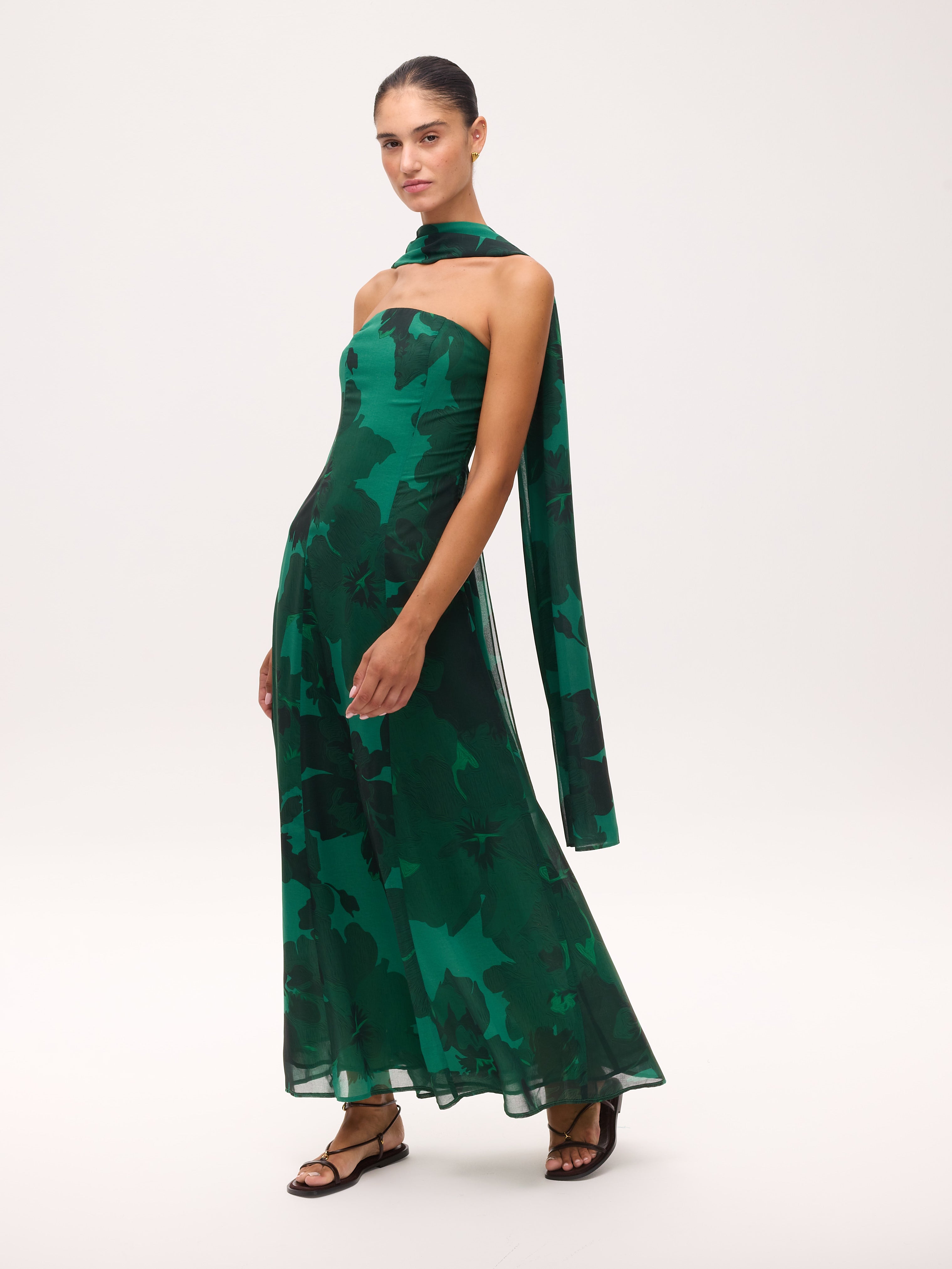 HELENA GREEN - Vestido fluido estampado floral con tirantes desmontables, para invitadas de boda, fiesta y eventos de primvera y verano. MIOH es la marca de vestidos de invitada de boda y fiesta de referencia en España