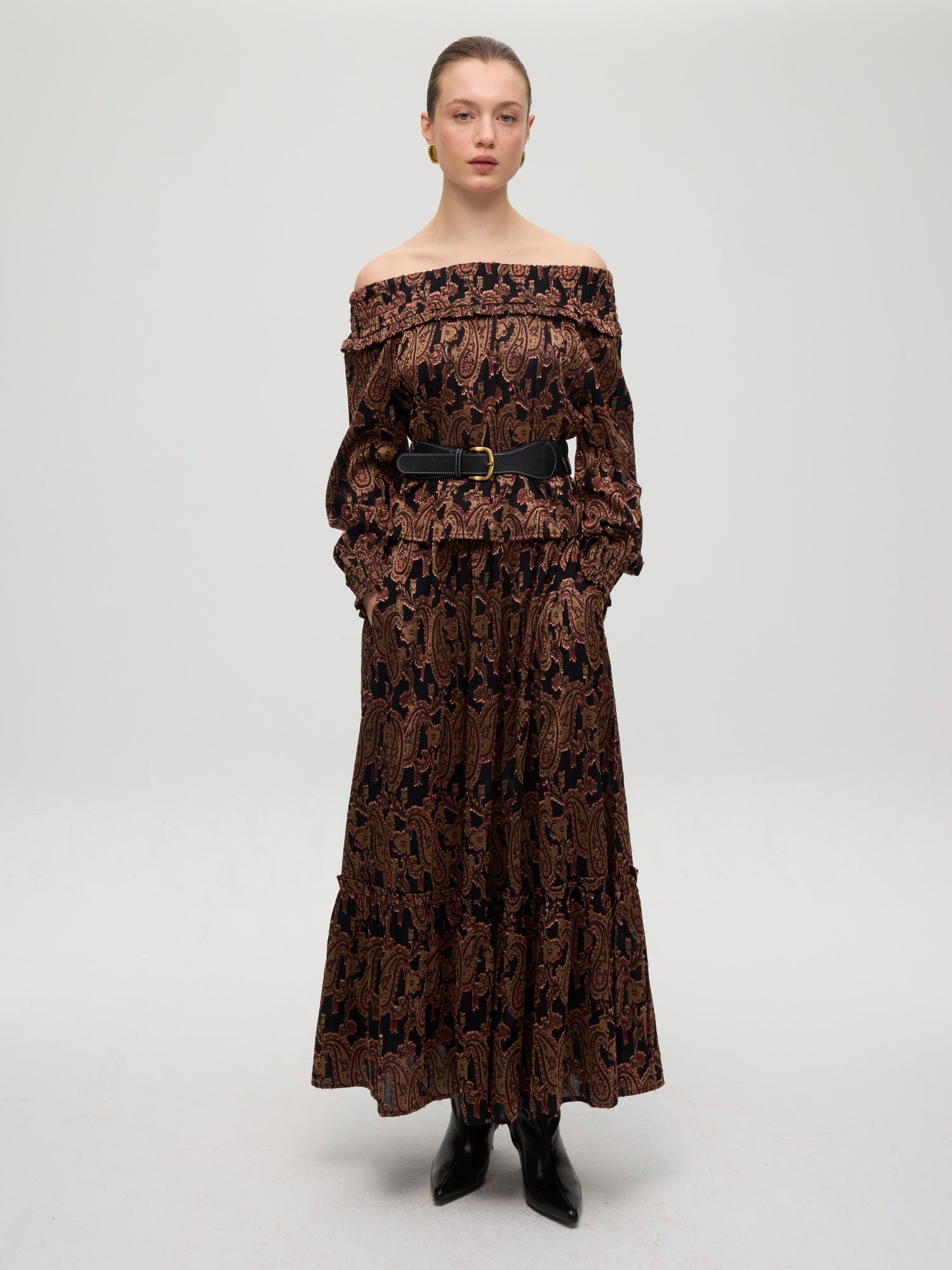 mioh | HENNA BLACK SKIRT - Falda midi paisley negra. Vestidos de fiesta para invitadas de boda perfectas. Marca española de moda