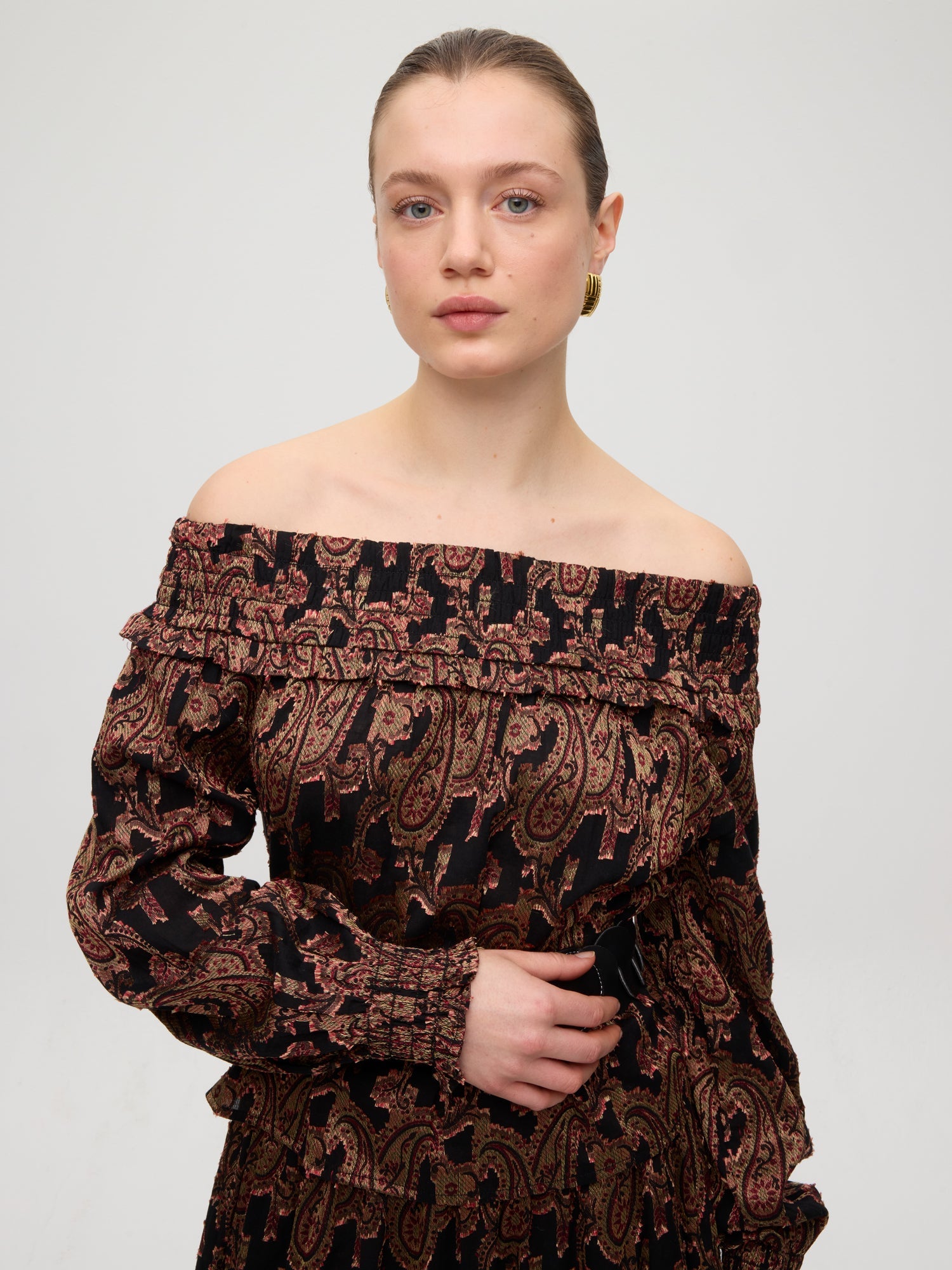 mioh | HENNA BLACK TOP - Top escote bardot nido de abeja. Vestidos de fiesta para invitadas de boda perfectas. Marca española de moda
