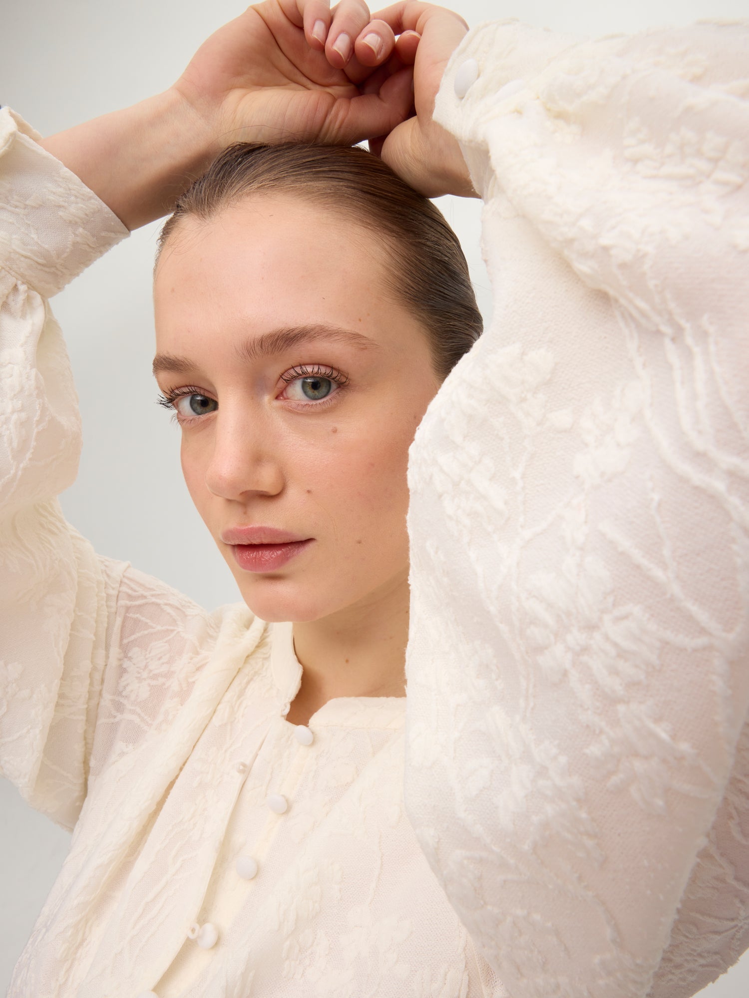 mioh | ISLAND ECRU - Vestido vuelo punto de flores crudo. Vestidos de fiesta para invitadas de boda perfectas. Marca española de moda