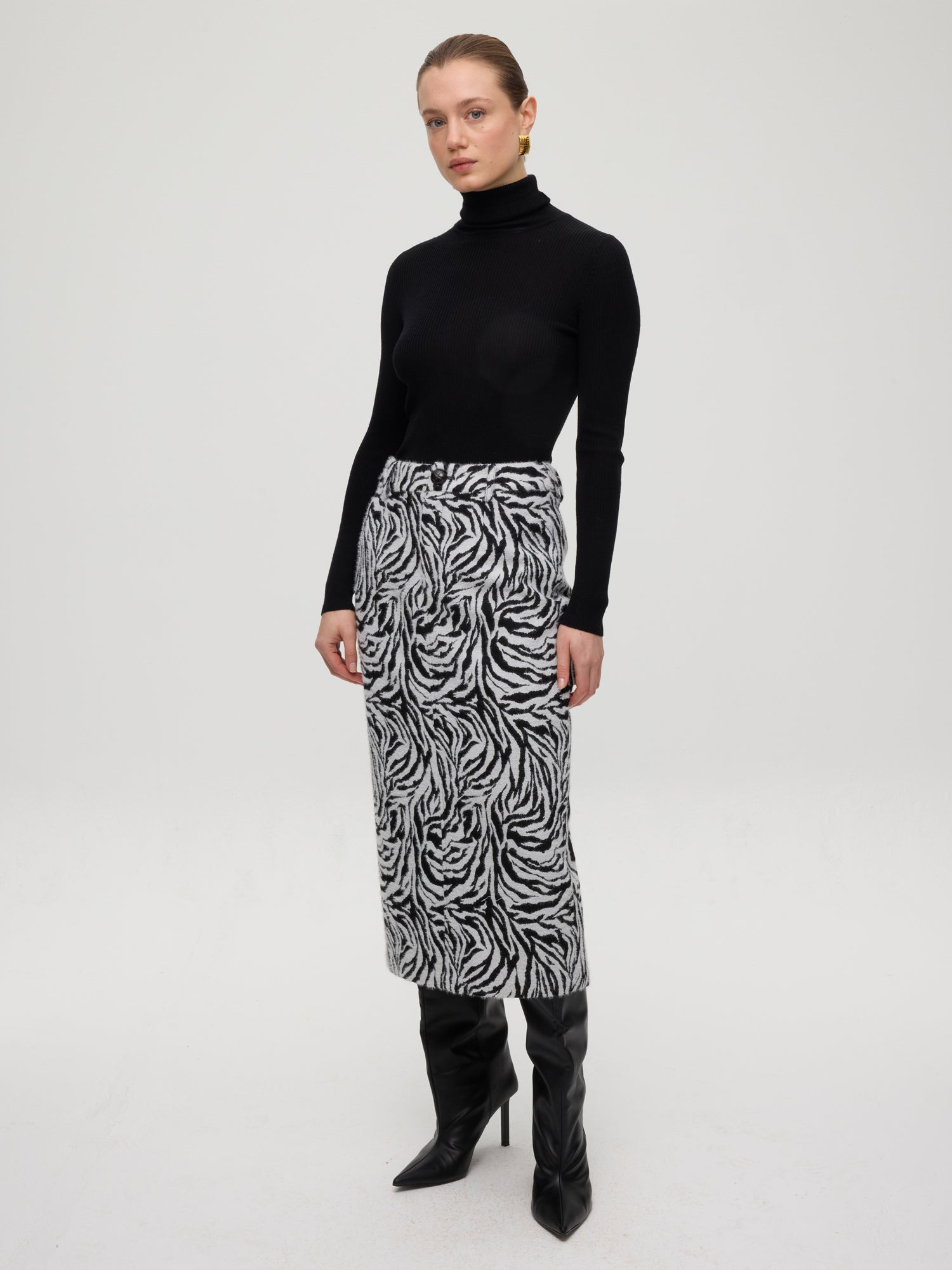 mioh | LOTUS CEBRA - Falda de cebra midi. Vestidos de fiesta para invitadas de boda perfectas. Marca española de moda