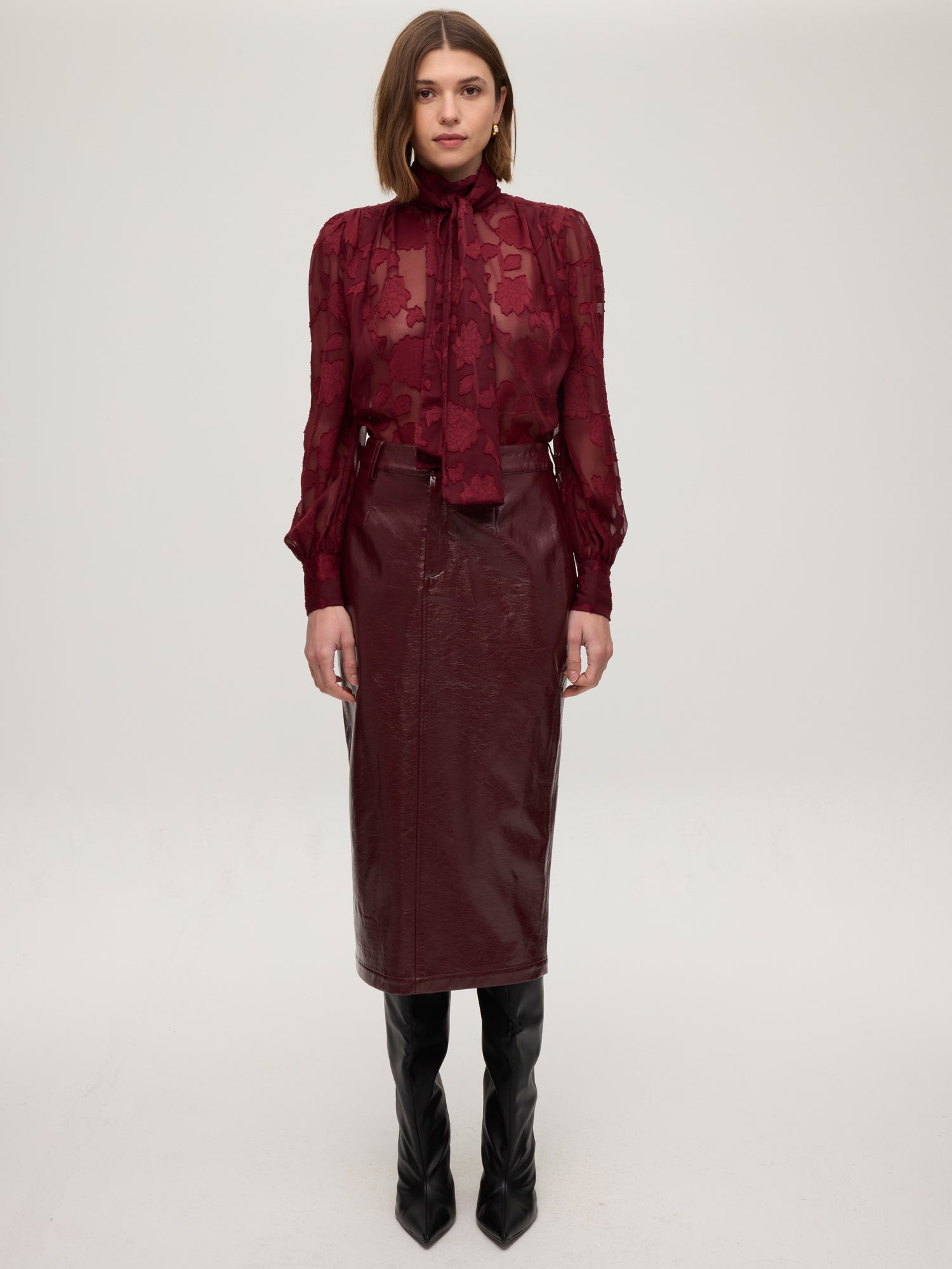 mioh | LOTUS GRANA - Falda granate recta vinilo. Vestidos de fiesta para invitadas de boda perfectas. Marca española de moda