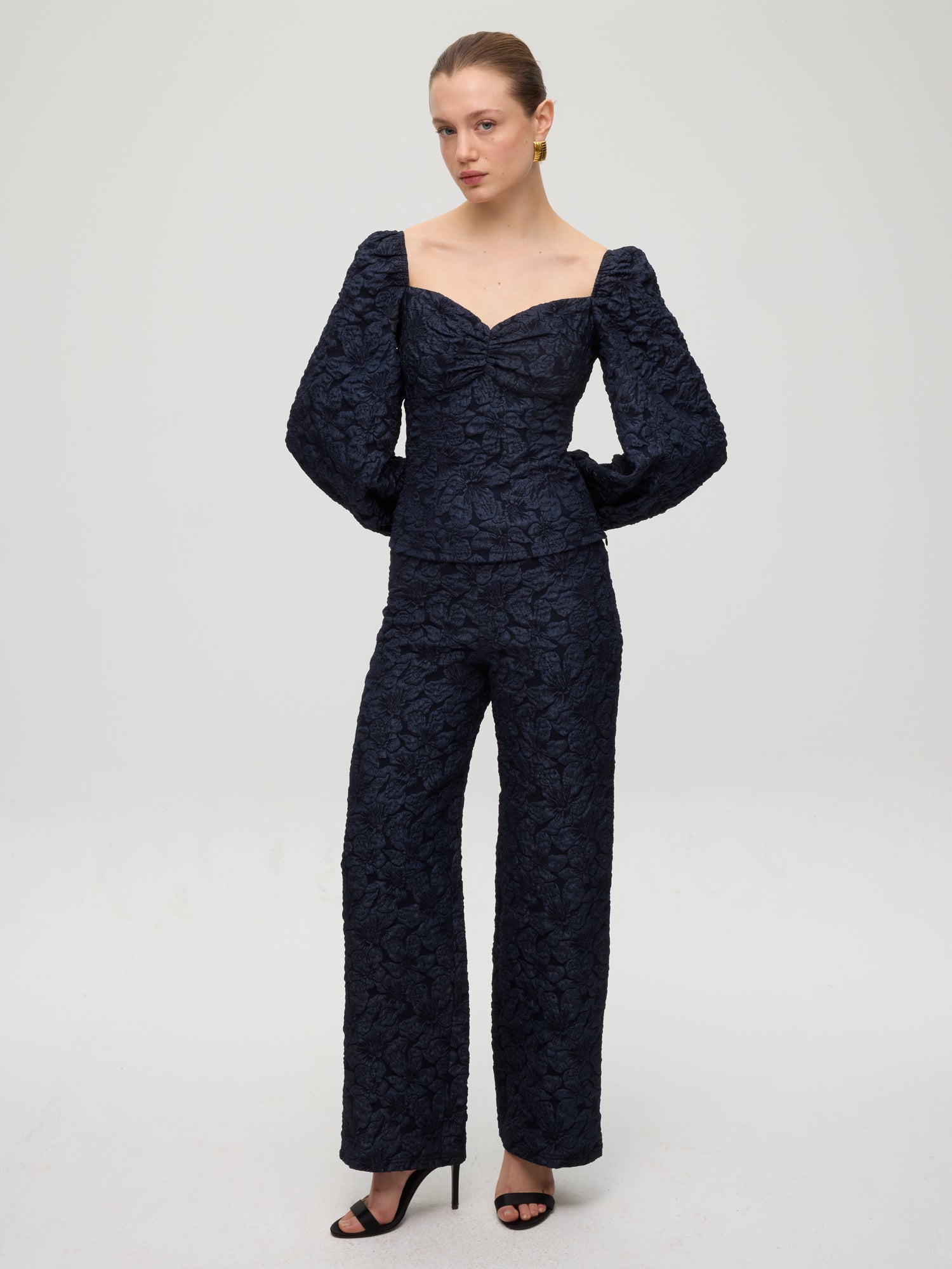 mioh | LOUVRE PANT - Pantalón recto damasco marino. Vestidos de fiesta para invitadas de boda perfectas. Marca española de moda