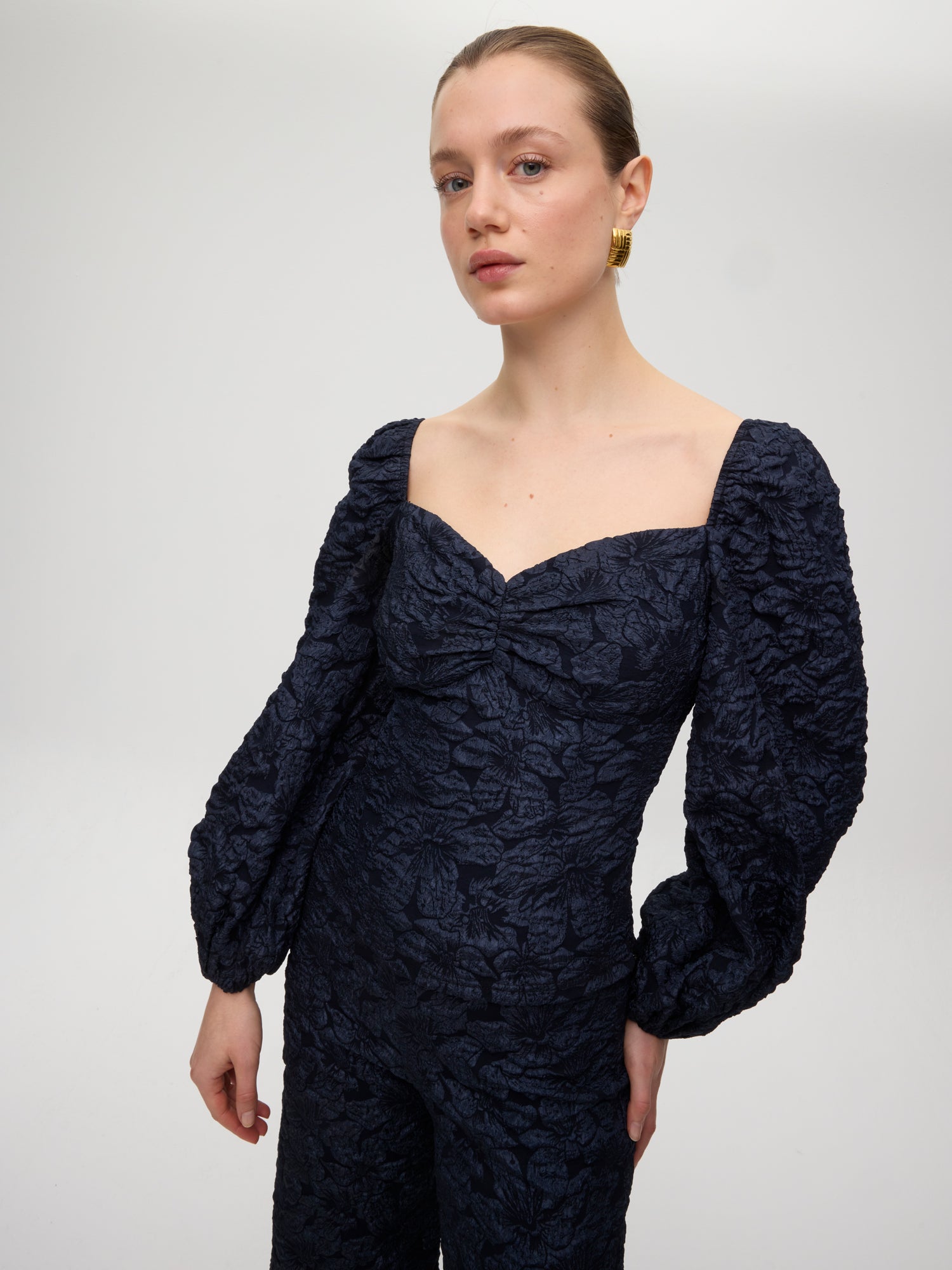 mioh | LOUVRE TOP - Top damasco marino manga abullonada. Vestidos de fiesta para invitadas de boda perfectas. Marca española de moda