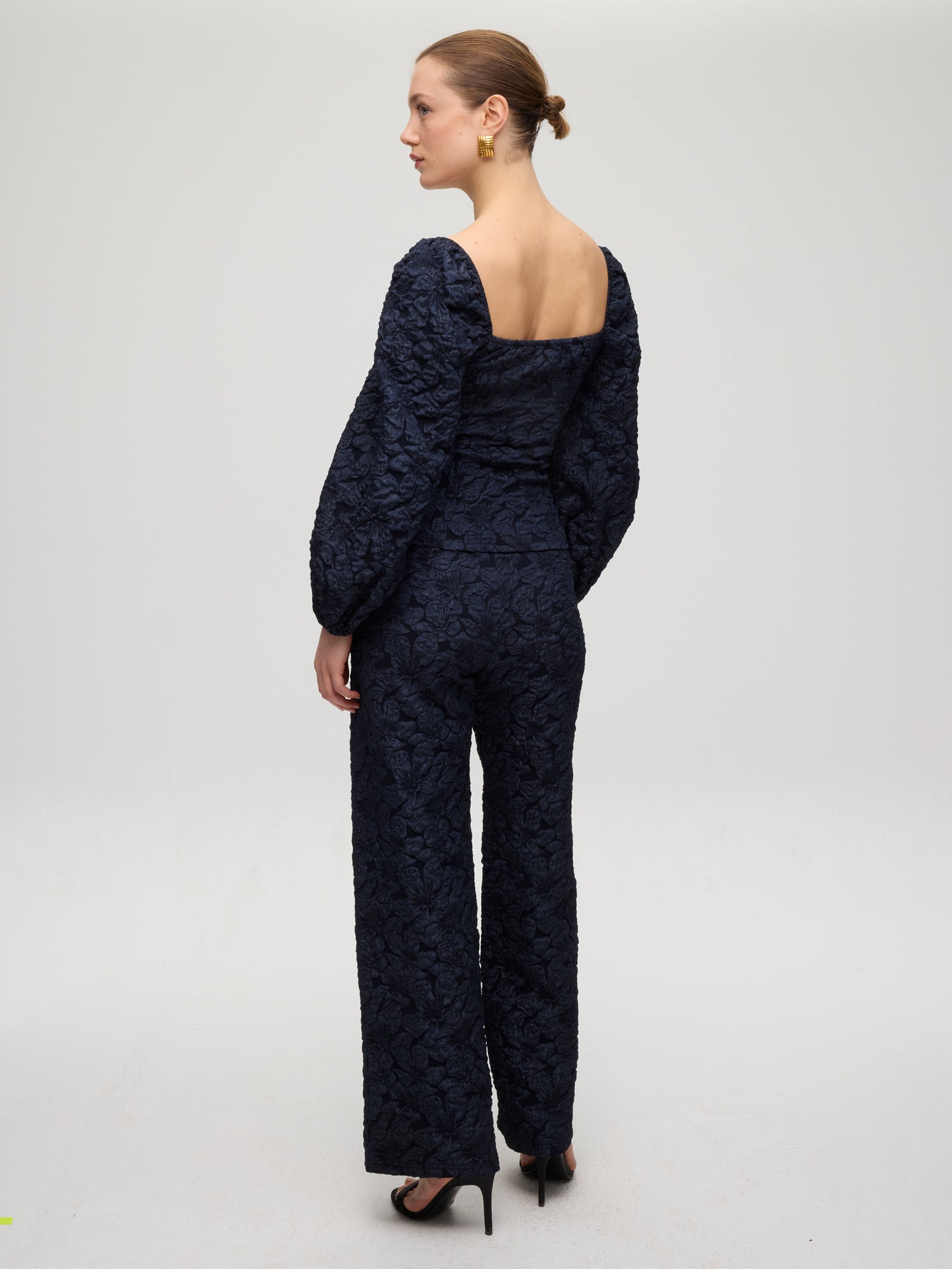 mioh | LOUVRE TOP - Top damasco marino manga abullonada. Vestidos de fiesta para invitadas de boda perfectas. Marca española de moda