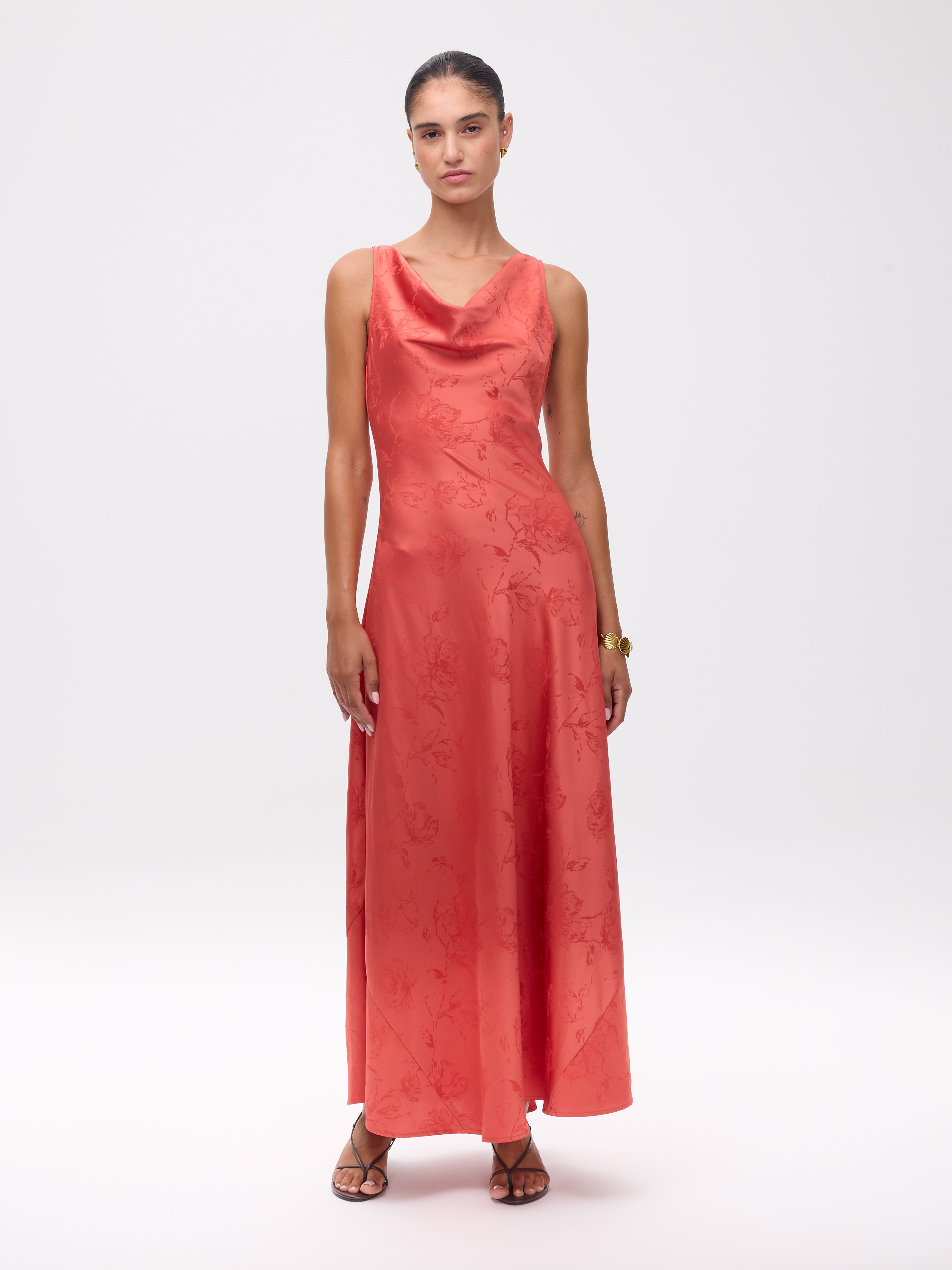 MARCIA CORAL - Vestido escote cascada jacquard floral midi, perfecto para invitadas de boda y fiesta spring summer. MIOH es la marca que eligen las influencers de España para sus eventos, como bodas y fiestas