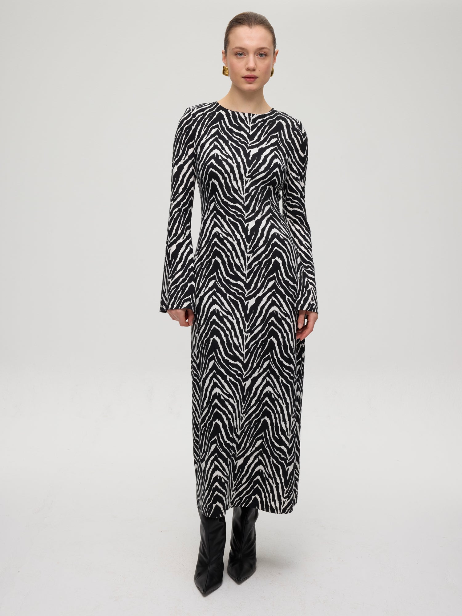 mioh | MET ANIMAL - Vestido midi  punto cuello redondo cebra. Vestidos de fiesta para invitadas de boda perfectas. Marca española de moda