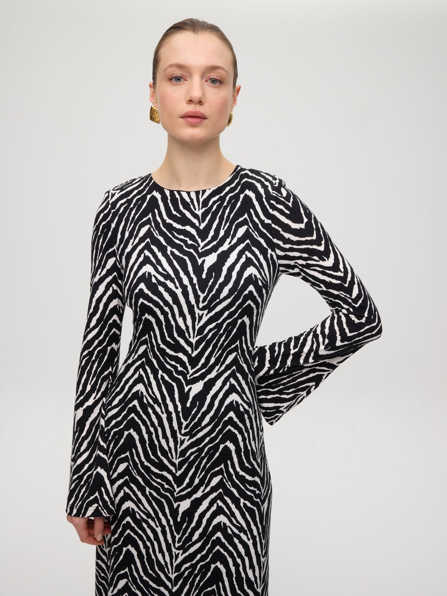 mioh | MET ANIMAL - Vestido midi  punto cuello redondo cebra. Vestidos de fiesta para invitadas de boda perfectas. Marca española de moda