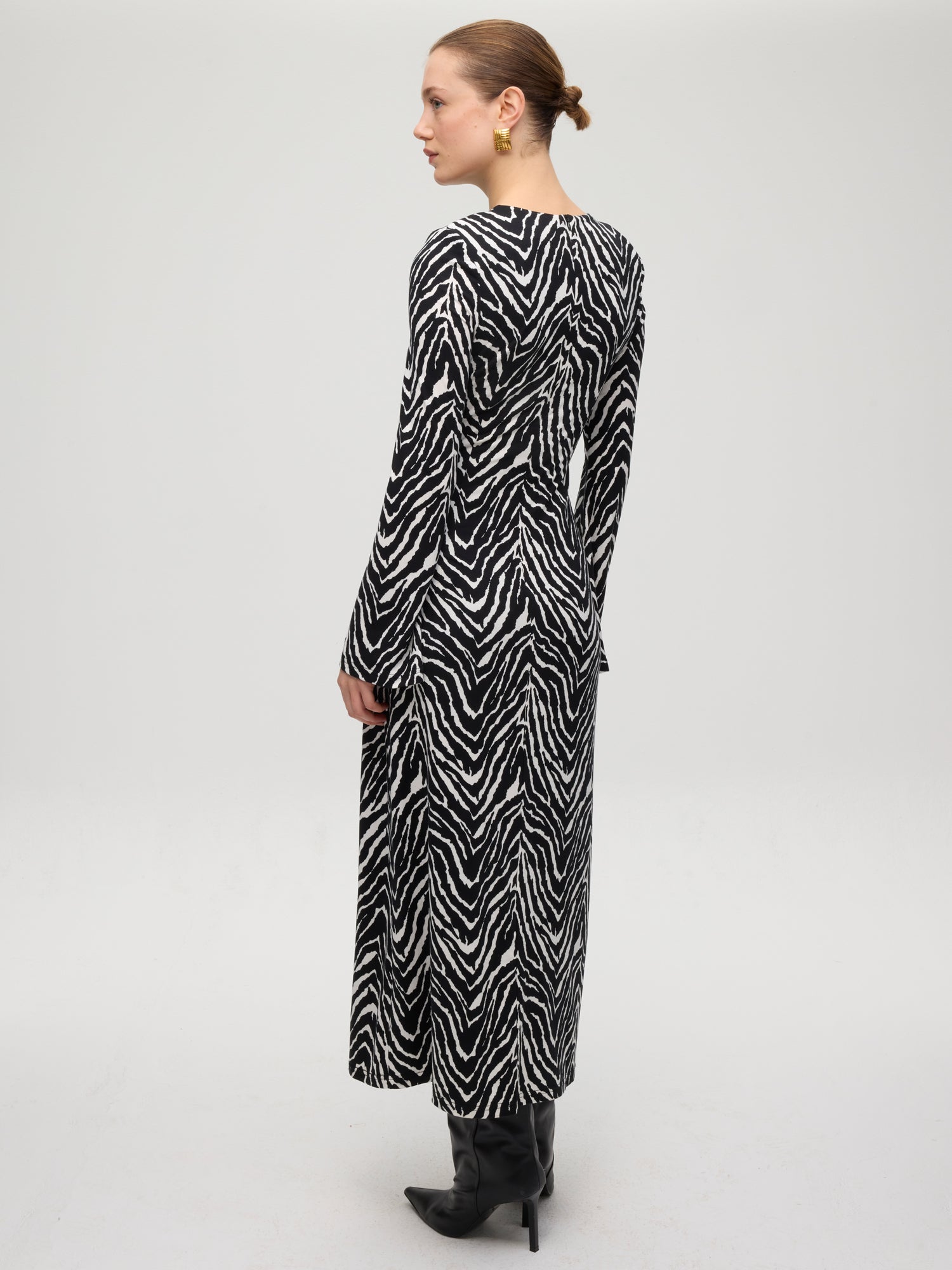 mioh | MET ANIMAL - Vestido midi  punto cuello redondo cebra. Vestidos de fiesta para invitadas de boda perfectas. Marca española de moda