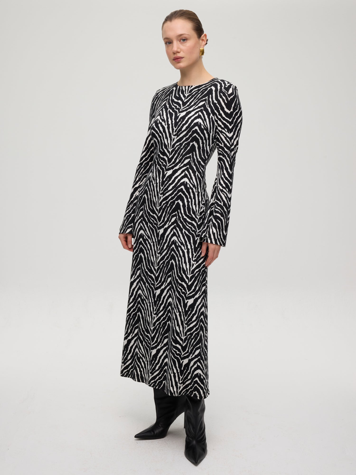 mioh | MET ANIMAL - Vestido midi  punto cuello redondo cebra. Vestidos de fiesta para invitadas de boda perfectas. Marca española de moda