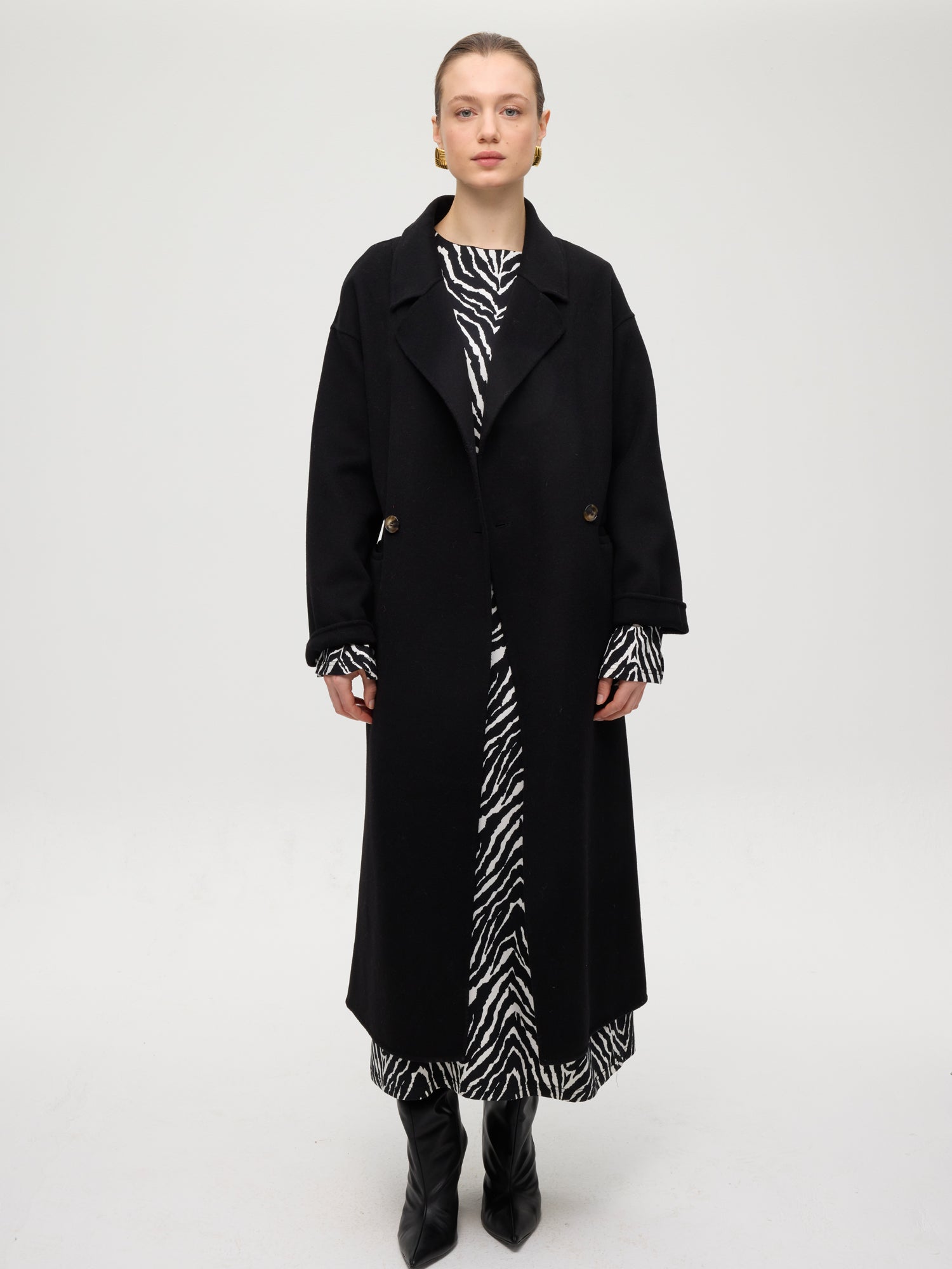 mioh | METRO BLACK - Abrigo largo sastrero paño negro. Vestidos de fiesta para invitadas de boda perfectas. Marca española de moda