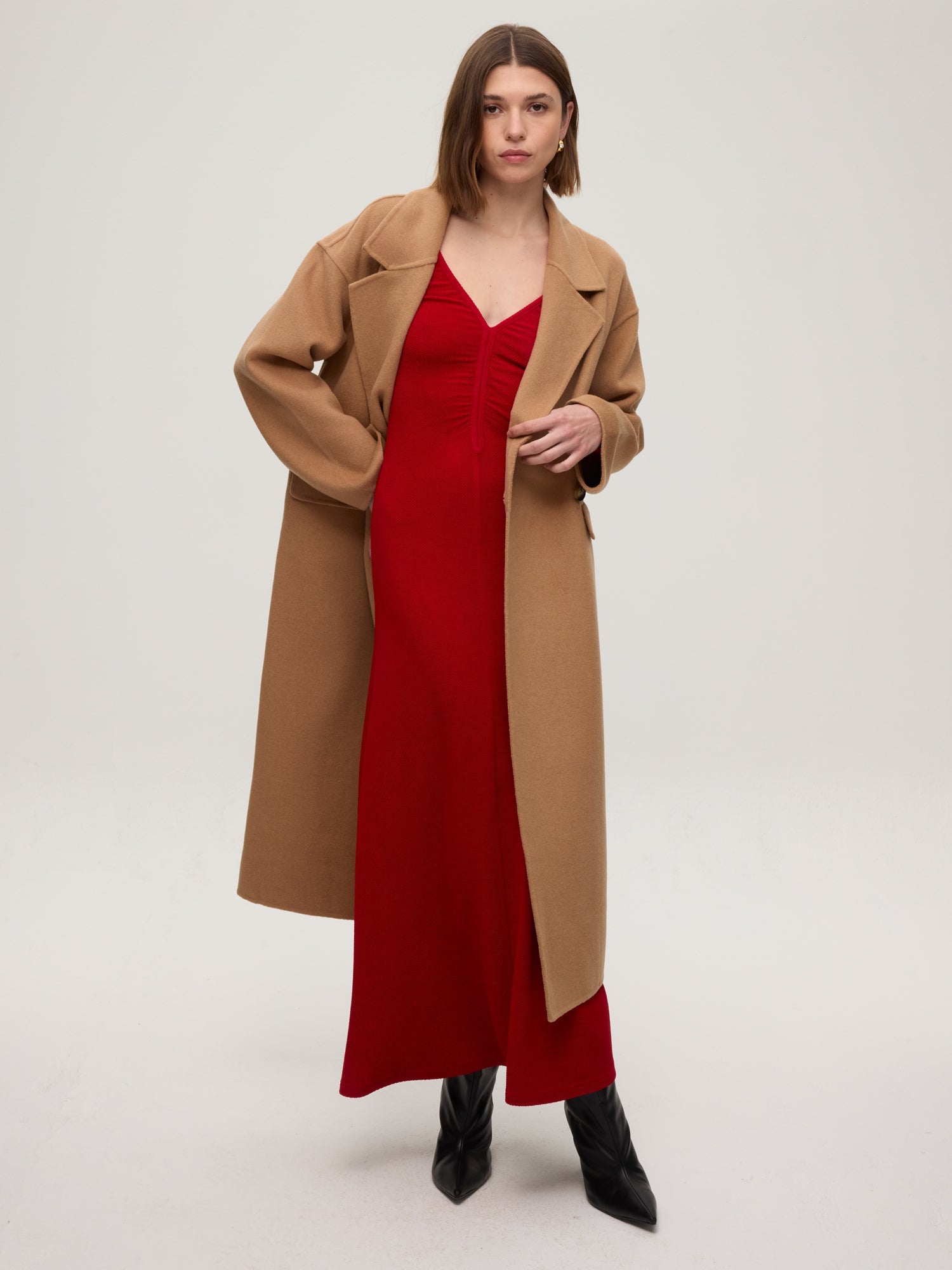 mioh | METRO CAMEL - Abrigo largo sastrero lana camel. Vestidos de fiesta para invitadas de boda perfectas. Marca española de moda