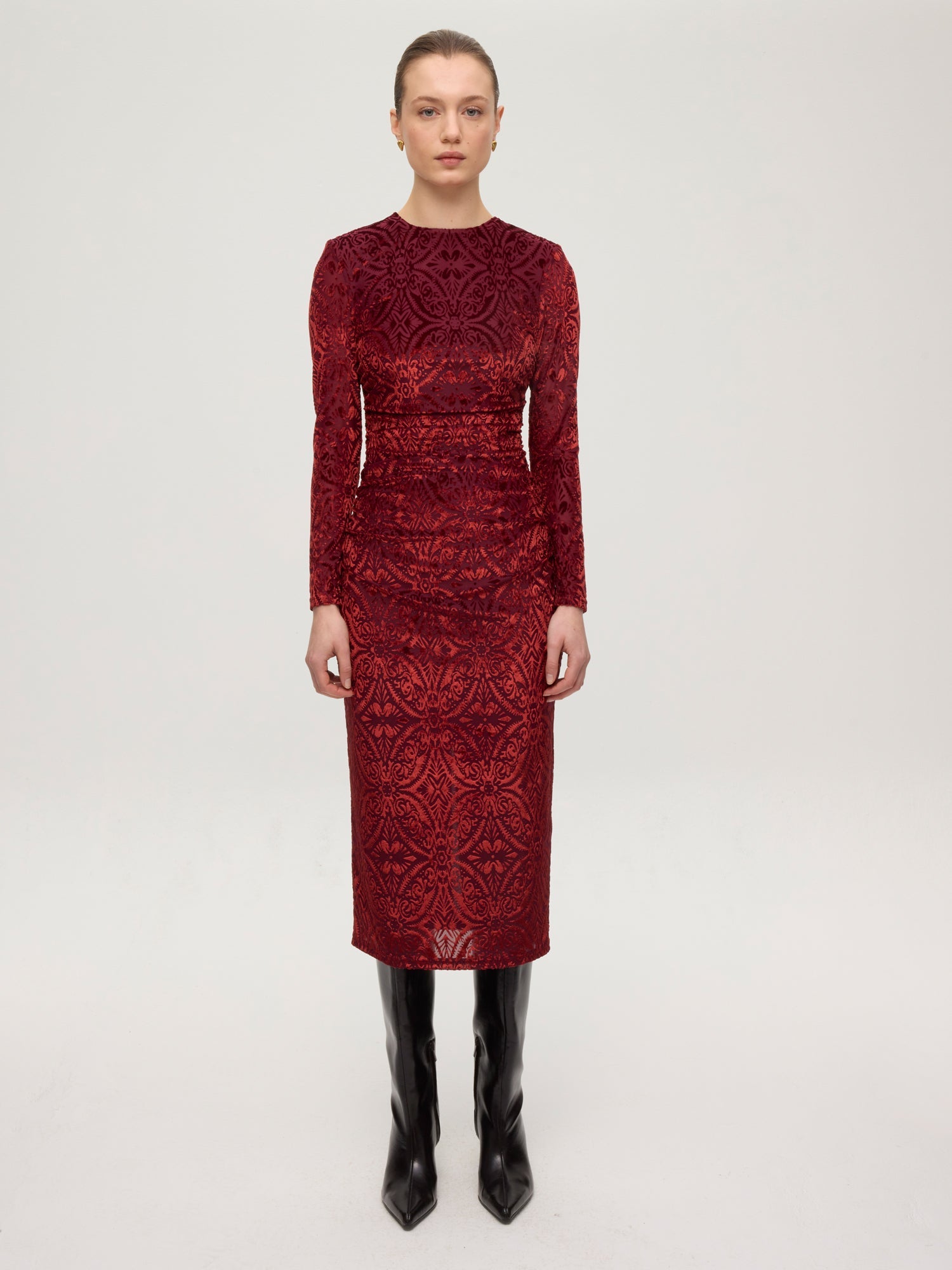 mioh | MOMA VELVET - Vestido cuello redondo drapeado terciopelo. Vestidos de fiesta para invitadas de boda perfectas. Marca española de moda