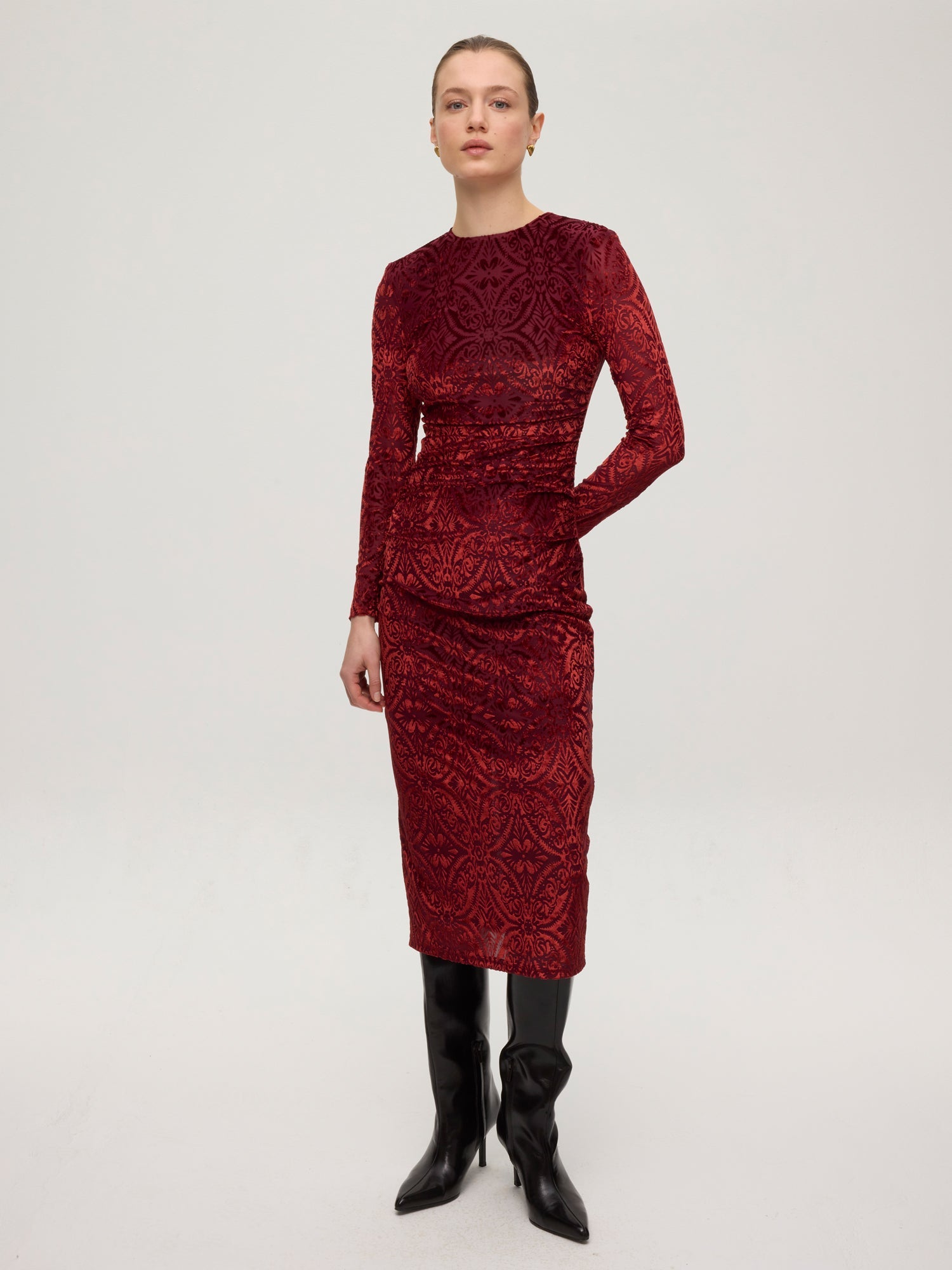 mioh | MOMA VELVET - Vestido cuello redondo drapeado terciopelo. Vestidos de fiesta para invitadas de boda perfectas. Marca española de moda