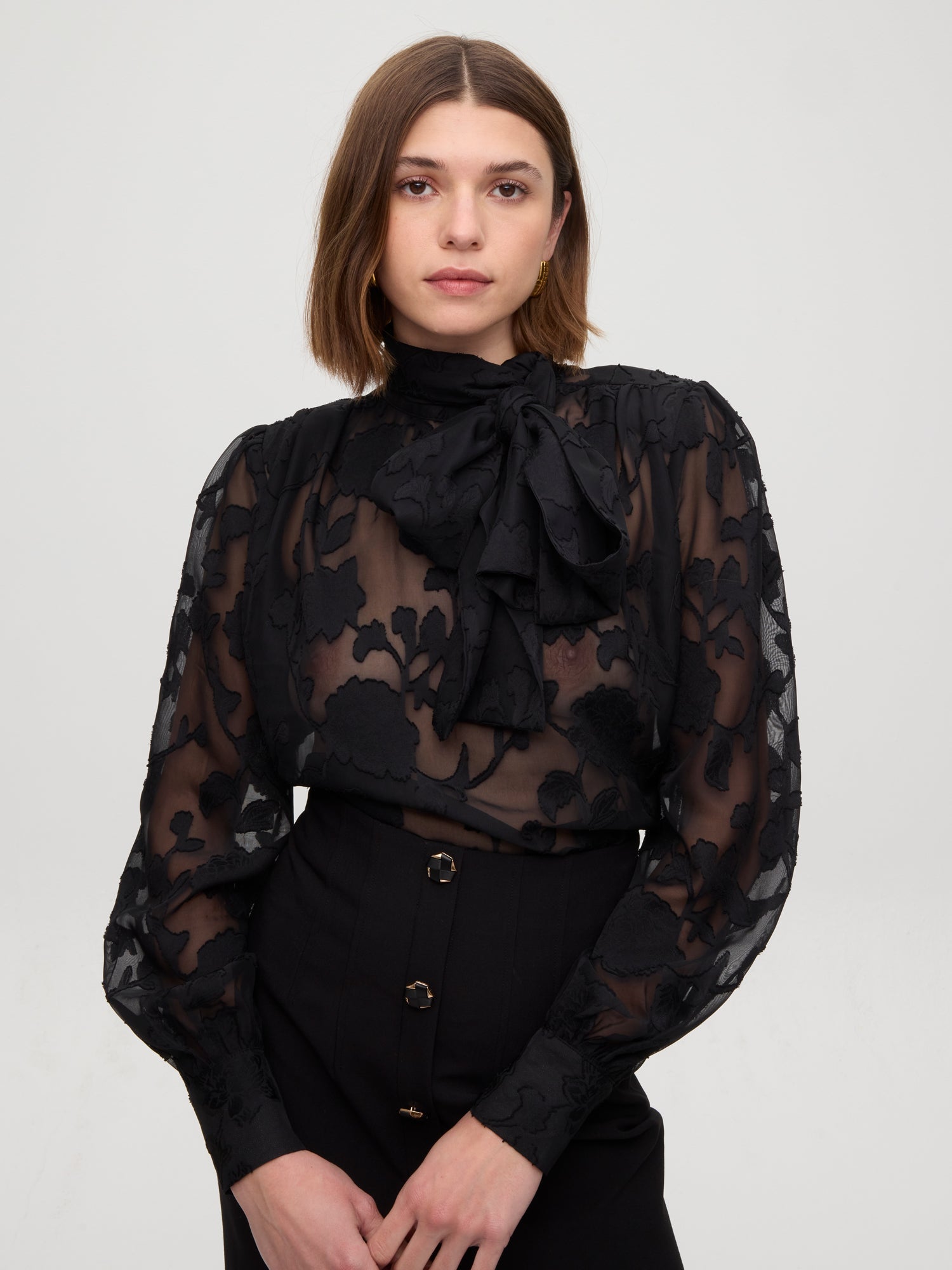 mioh | MONT BLACK - Camisa cuello alto con lazada flores. Vestidos de fiesta para invitadas de boda perfectas. Marca española de moda