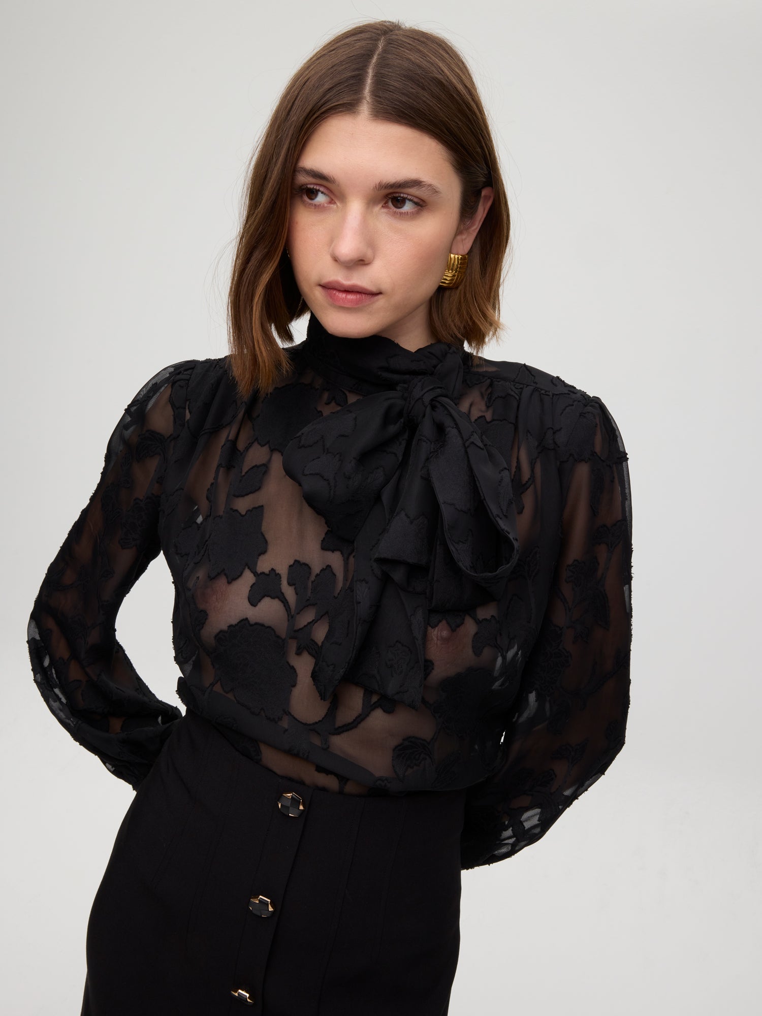 mioh | MONT BLACK - Camisa cuello alto con lazada flores. Vestidos de fiesta para invitadas de boda perfectas. Marca española de moda