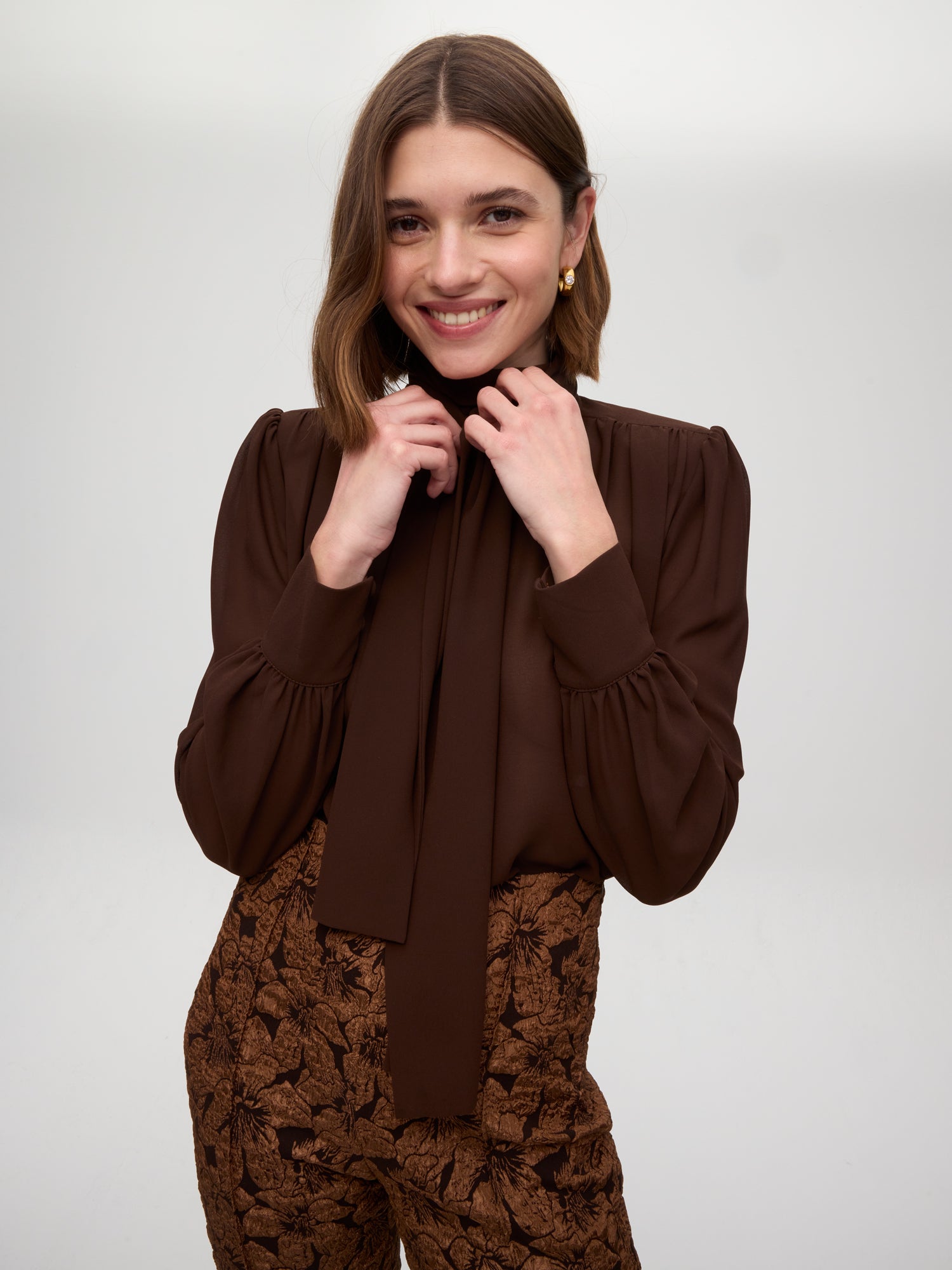mioh | MONT BROWN - Camisa cuello alto con lazada. Vestidos de fiesta para invitadas de boda perfectas. Marca española de moda