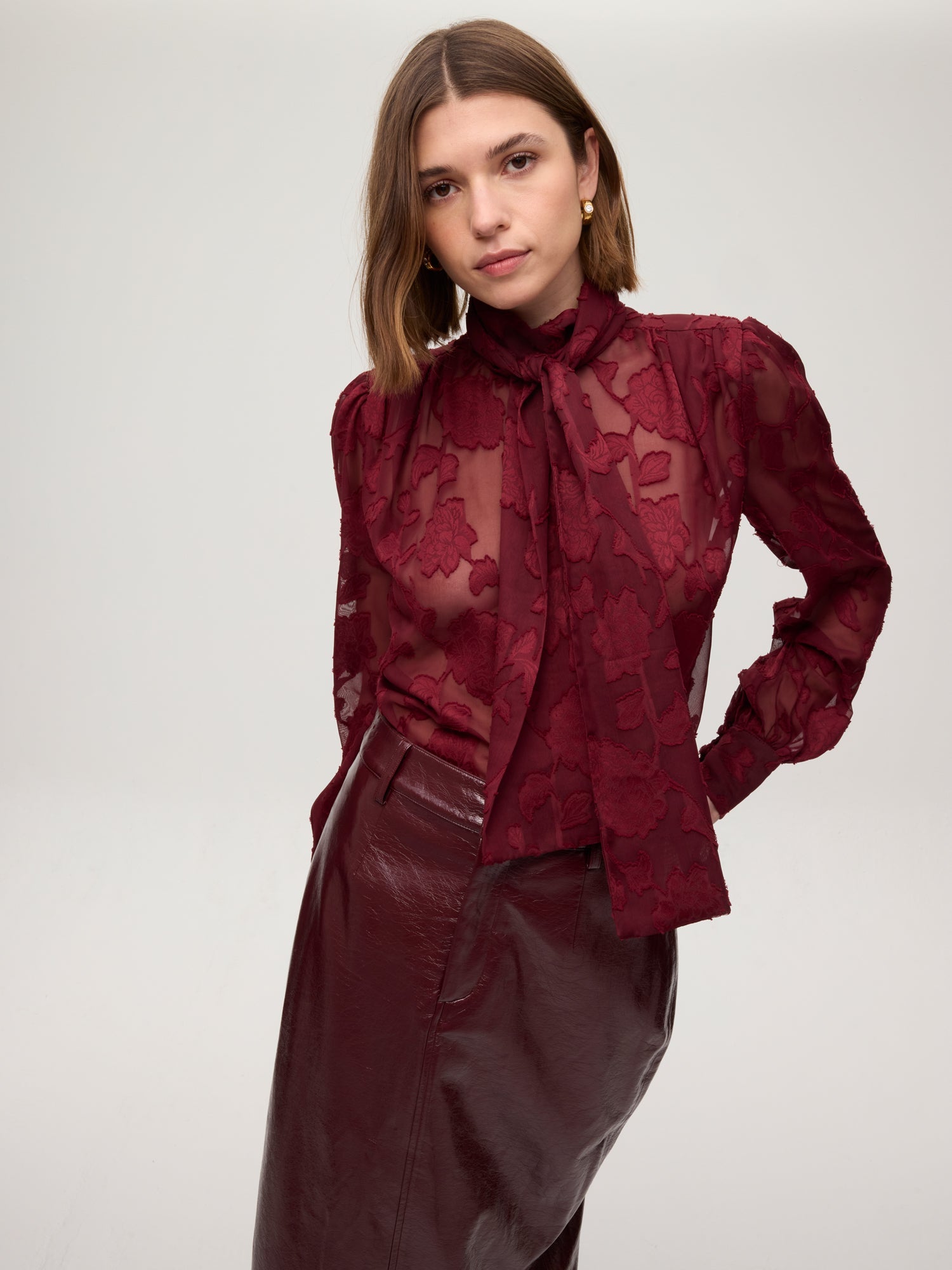 mioh | MONT GRANA - Camisa cuello alto con lazada velvet. Vestidos de fiesta para invitadas de boda perfectas. Marca española de moda