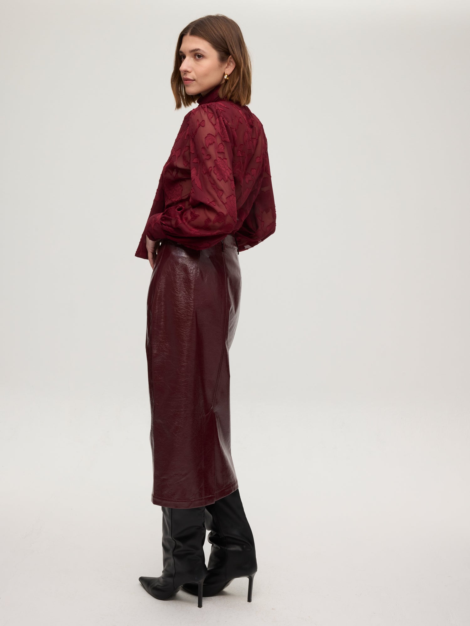 mioh | MONT GRANA - Camisa cuello alto con lazada velvet. Vestidos de fiesta para invitadas de boda perfectas. Marca española de moda