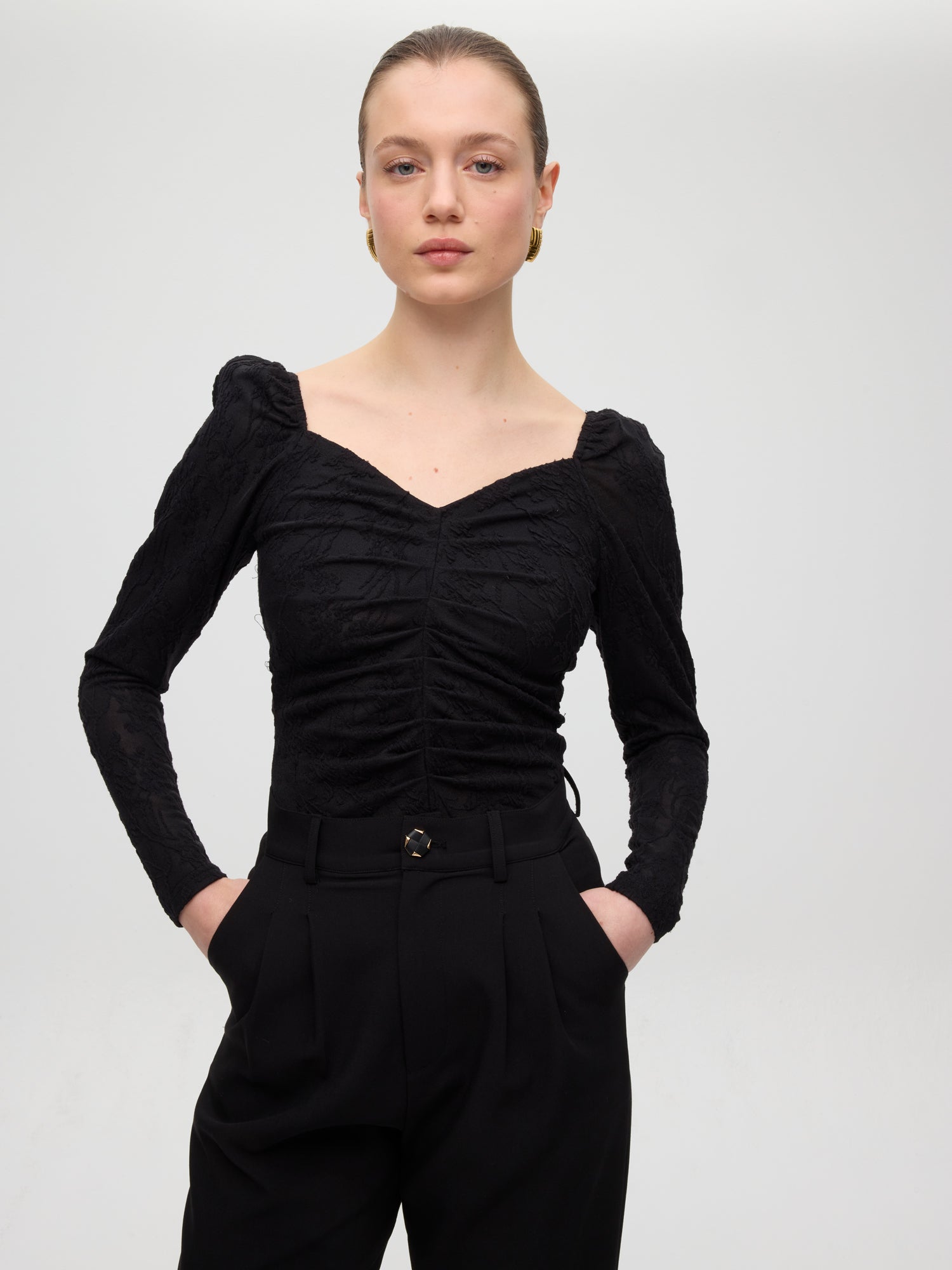 mioh | ORSAY - Top escote corazón punto negro. Vestidos de fiesta para invitadas de boda perfectas. Marca española de moda