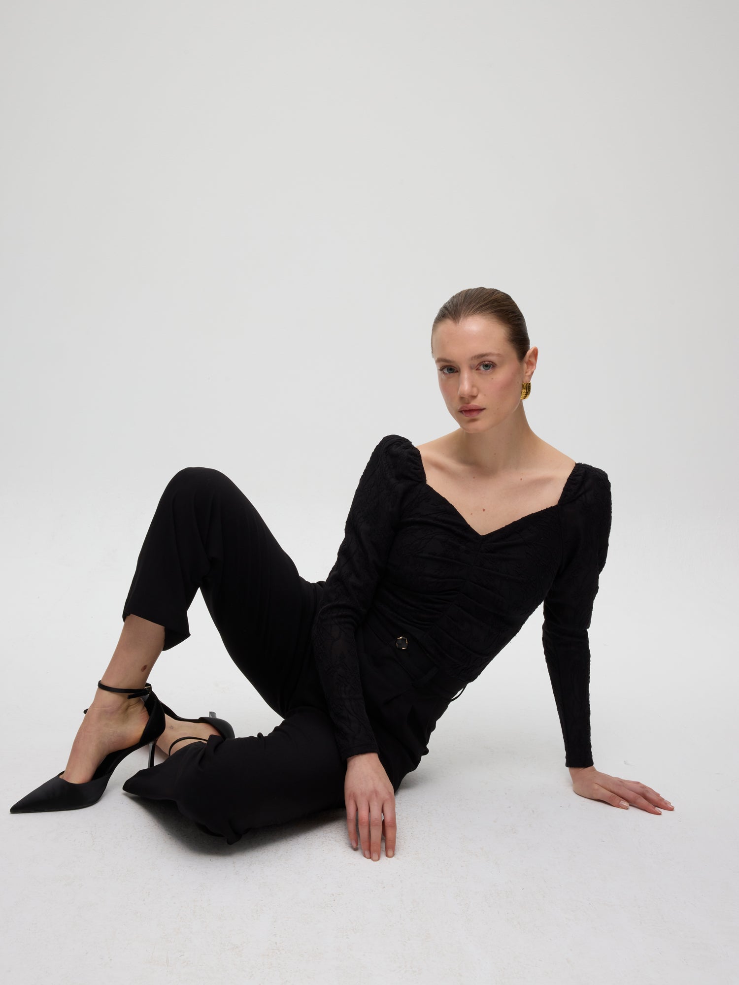 mioh | ORSAY - Top escote corazón punto negro. Vestidos de fiesta para invitadas de boda perfectas. Marca española de moda