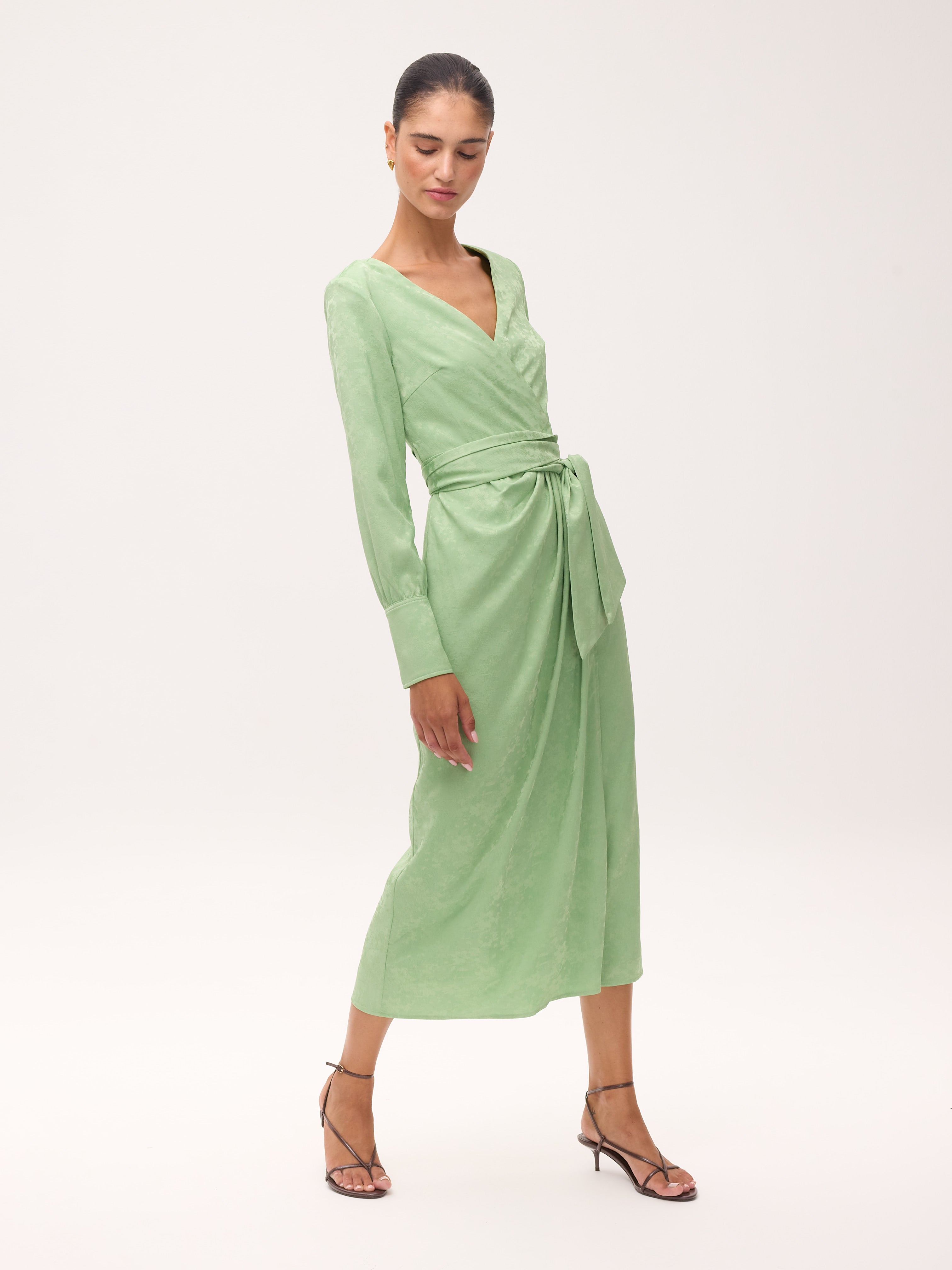 PAULINA - Vestido envolvente en tono verde menta, de fiesta e invitada de boda y evento primavera verano. MIOH es la marca española de vestidos de fiesta mas de moda, preferida por influencers y famosas de España