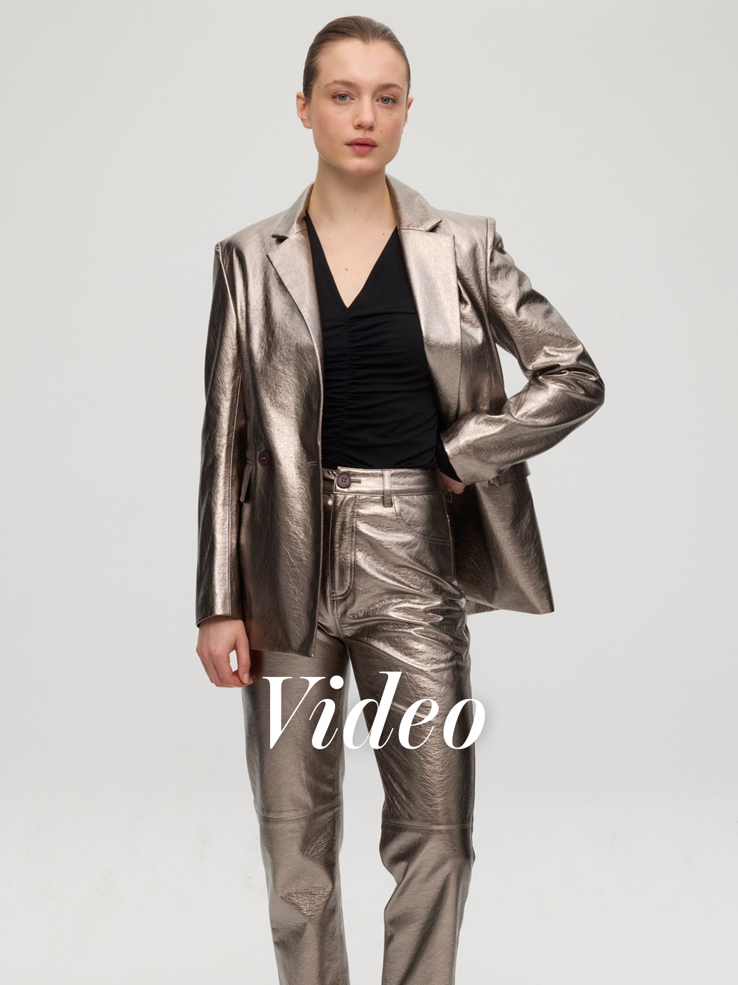 mioh | BIG METAL + BEN METAL - Conjunto blazer y pantalón plateados. Blazer cruzada y pantalón 5 bolsillos