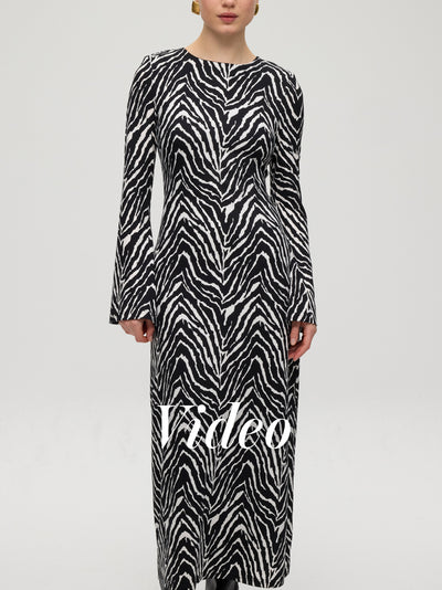mioh | MET ANIMAL - Vestido midi  punto cuello redondo cebra. Vestidos de fiesta para invitadas de boda perfectas. Marca española de moda